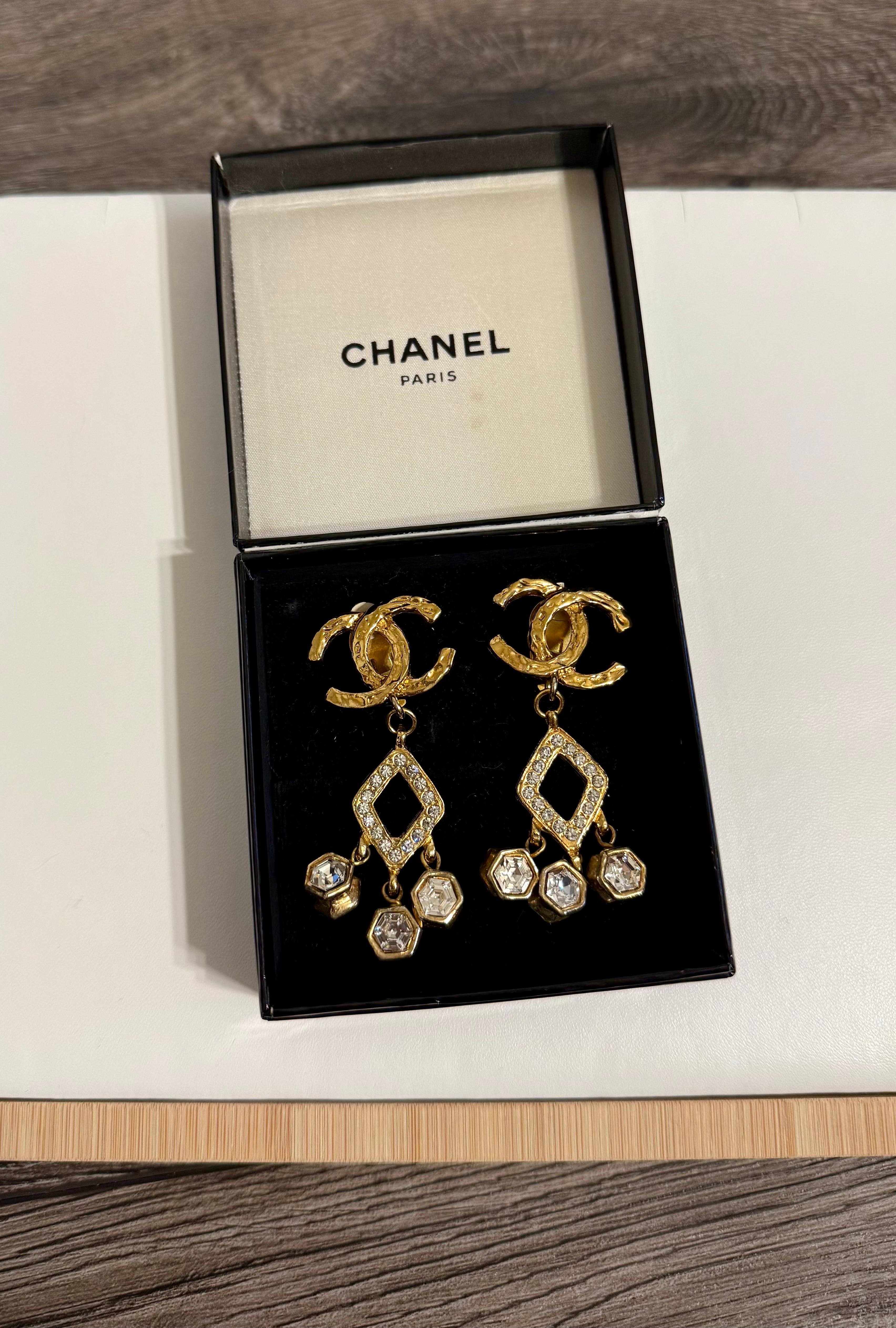Schönes Paar Vintage Aussage Chanel Gold Kristall CC Clip auf Tropfen Ohrringe
100% authentisch
Hergestellt in Frankreich
Vergoldet und Kristalle
Insgesamt sehr guter Zustand abgesehen von leichten Gebrauchsspuren und Kratzern
Kommt mit Box