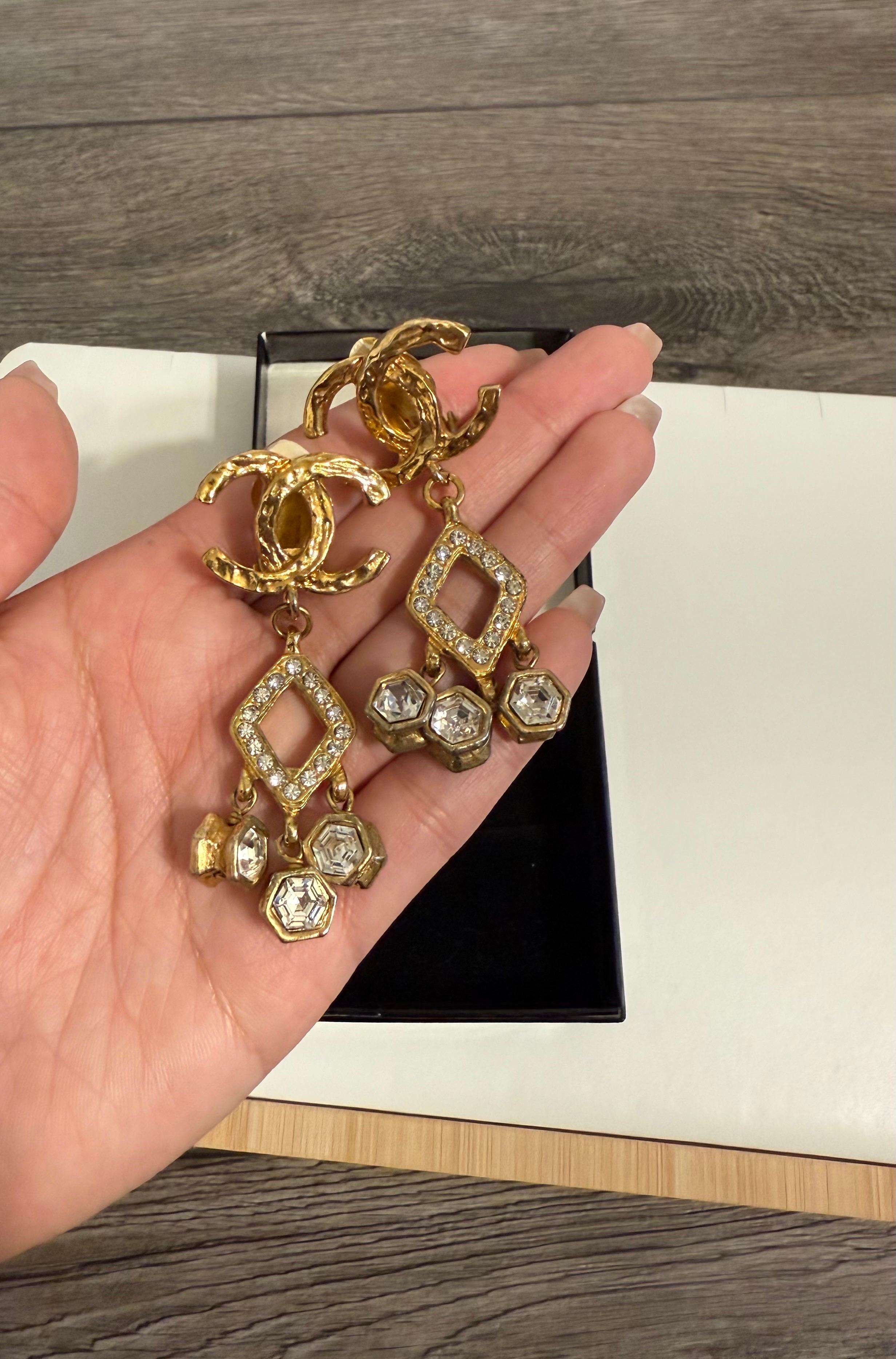CHANEL Vintage Elegant Gold CC Crystal Diamond Dangle Clip On Ohrringe für Damen oder Herren im Angebot