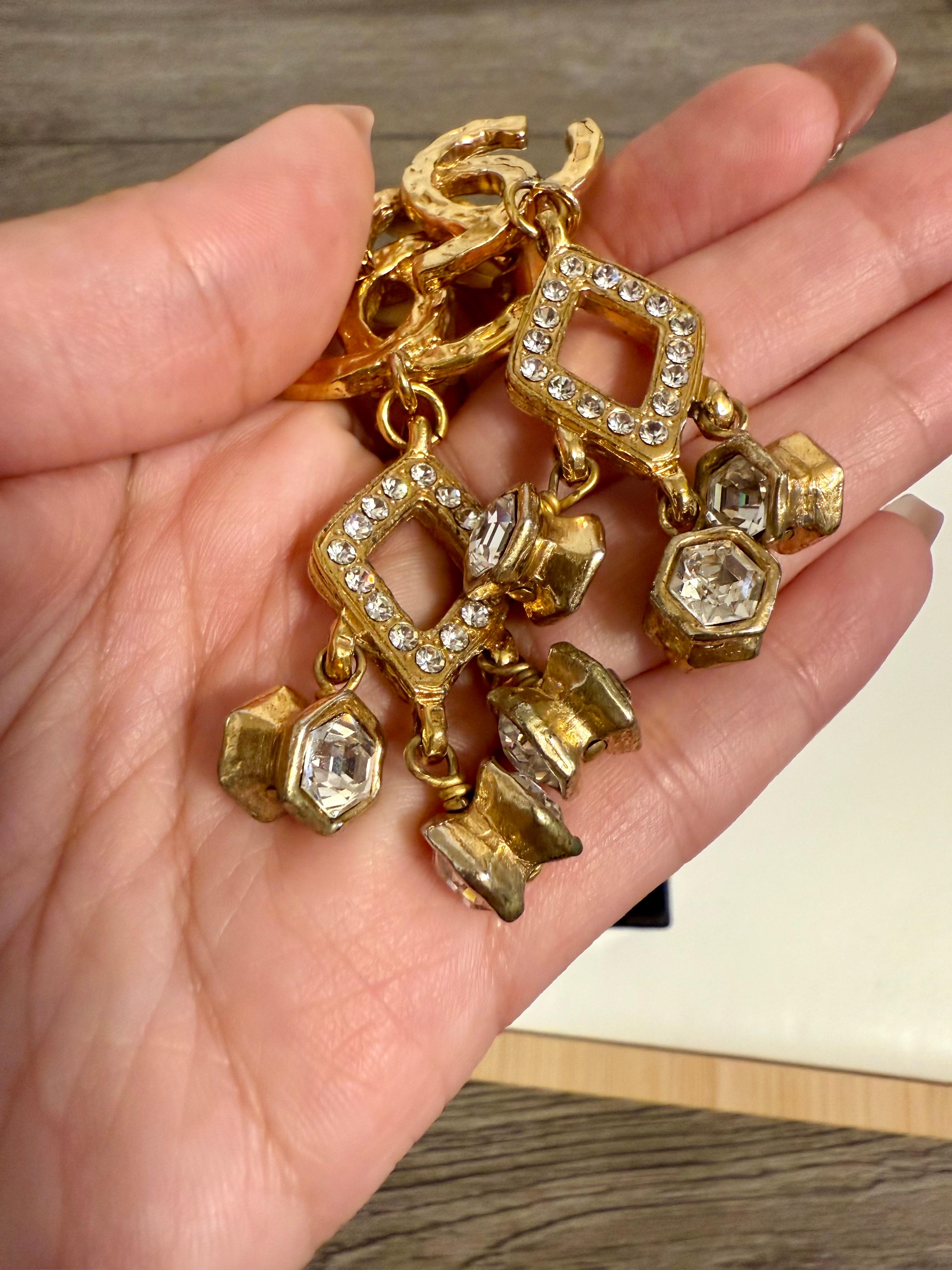 CHANEL Vintage Elegant Gold CC Crystal Diamond Dangle Clip On Ohrringe im Angebot 4