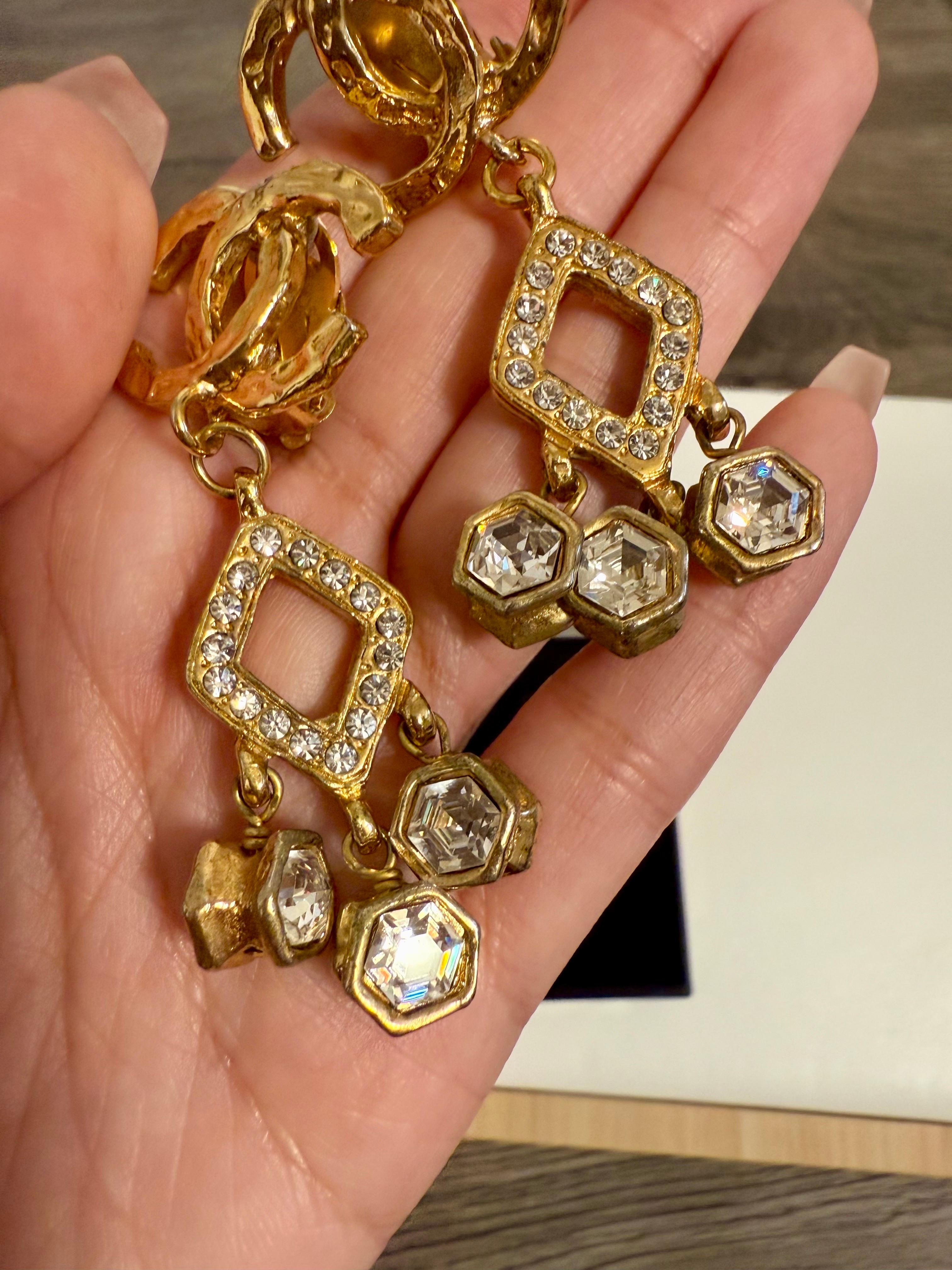 CHANEL Vintage Elegant Gold CC Crystal Diamond Dangle Clip On Ohrringe im Angebot 5