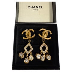 CHANEL Vintage Elegant Gold CC Crystal Diamond Dangle Clip On Ohrringe