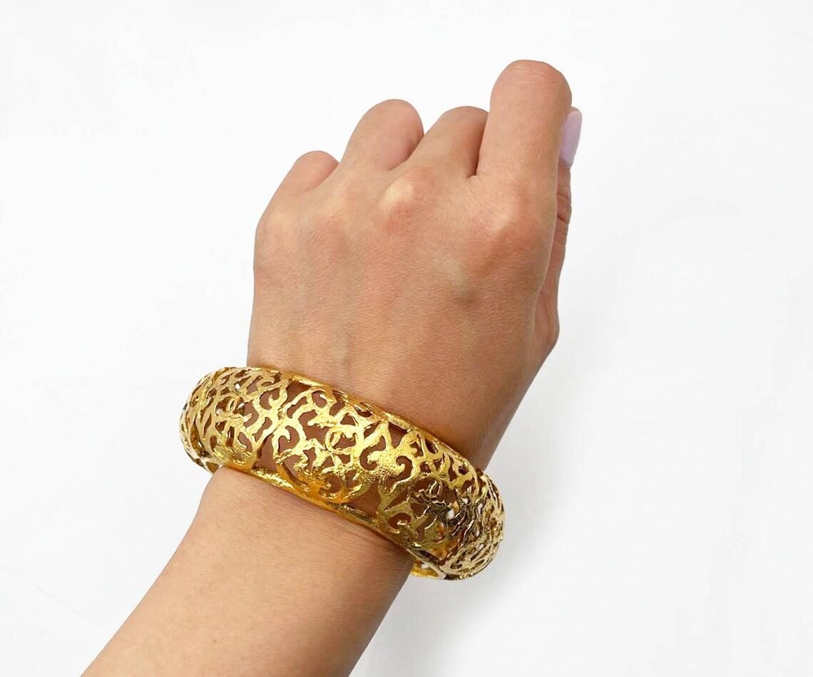 Chanel Vintage Elegante Pulsera Oro CC Filigrana Brazalete en venta 4