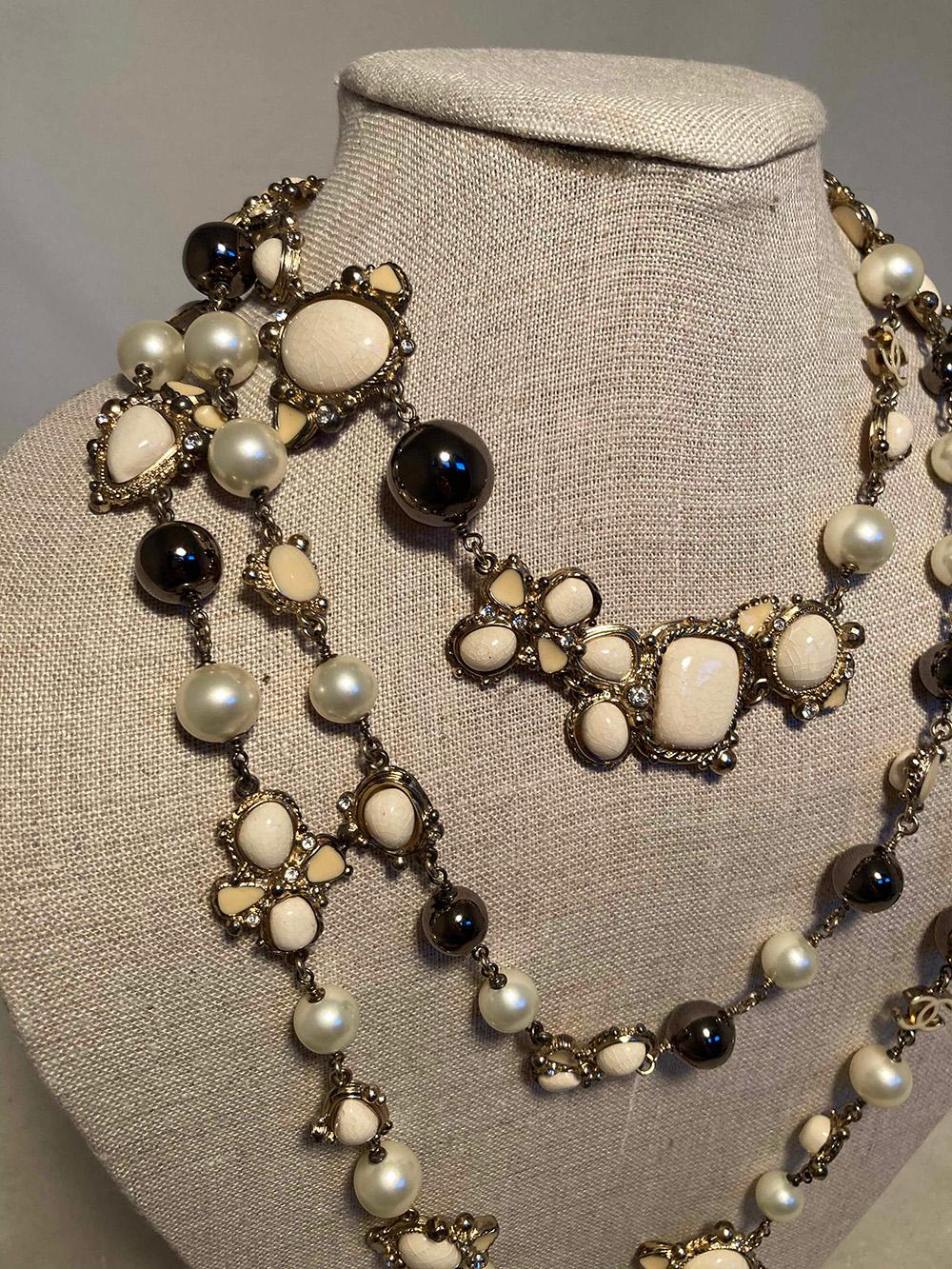 Chanel Collier vintage en émail et perles  Excellent état - En vente à Philadelphia, PA