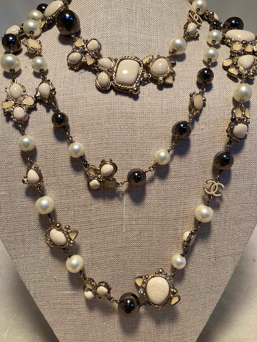 Chanel Collier vintage en émail et perles  Pour femmes en vente