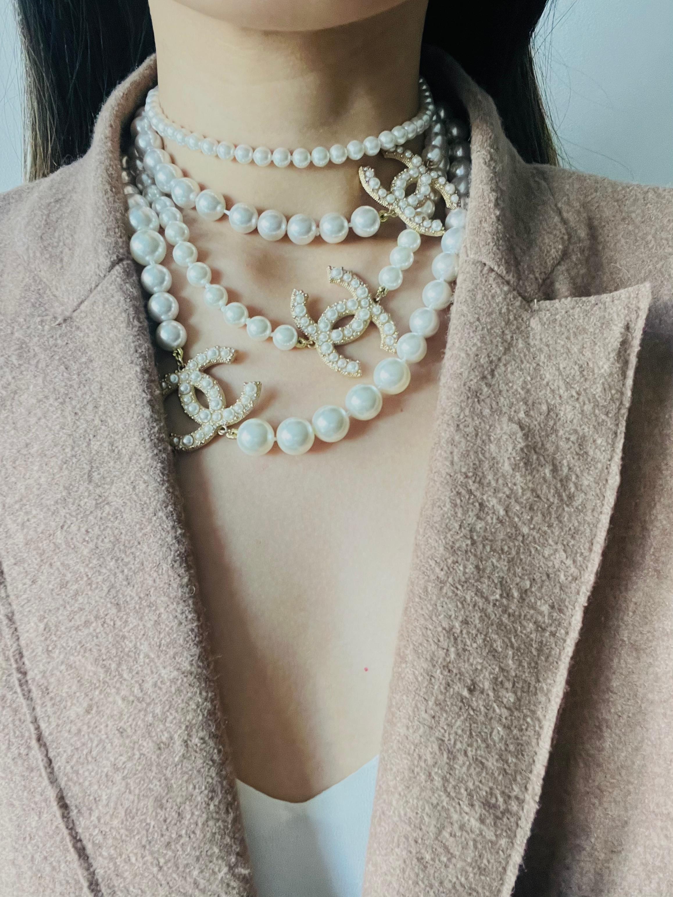 Chanel Vintage Extra Long Pearls Trio CC Logo Coco Strands Collana Versatile in vendita 5
