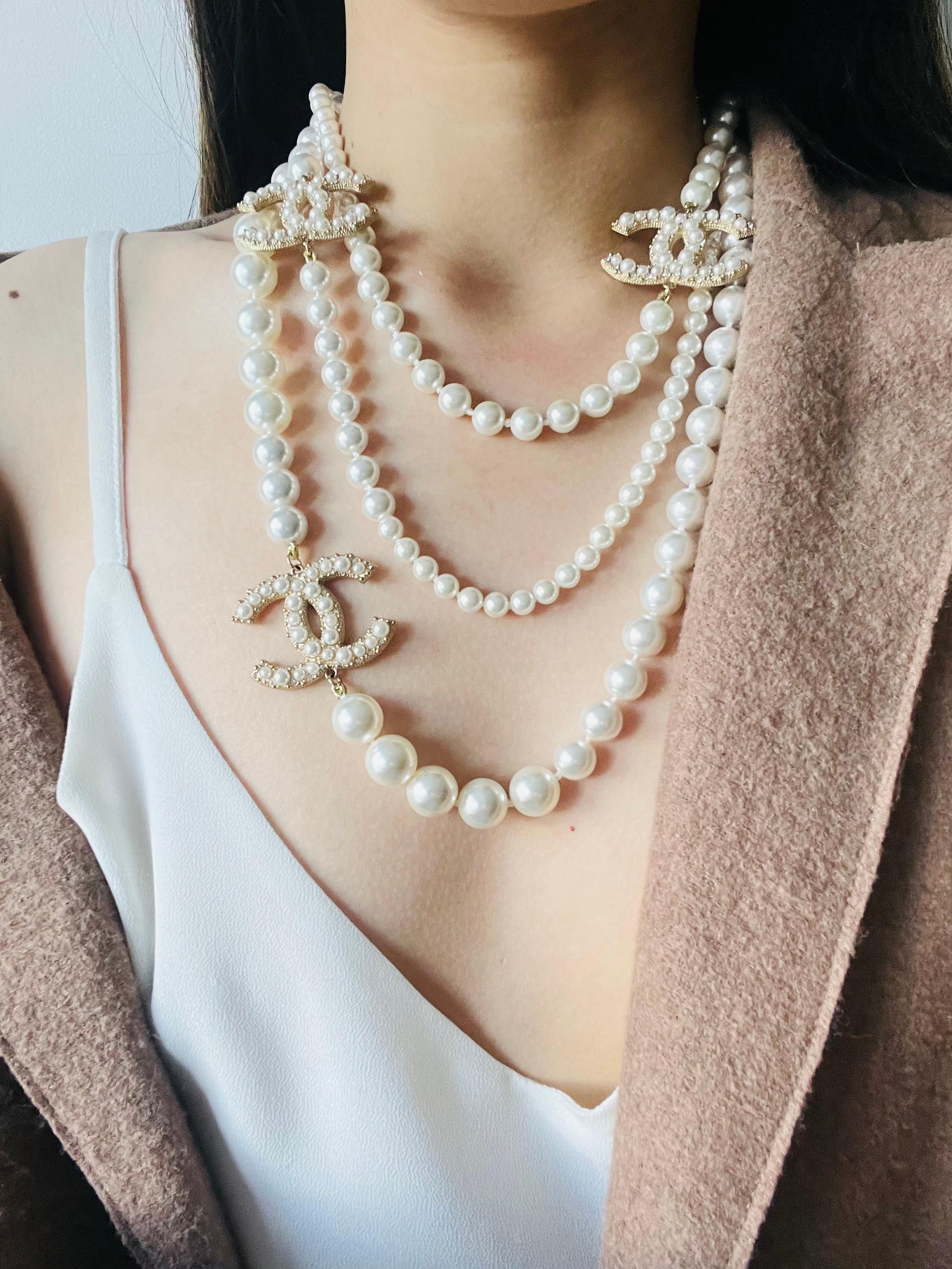 Chanel Vintage Extra Long Pearls Trio CC Logo Coco Strands Collana Versatile in vendita 6