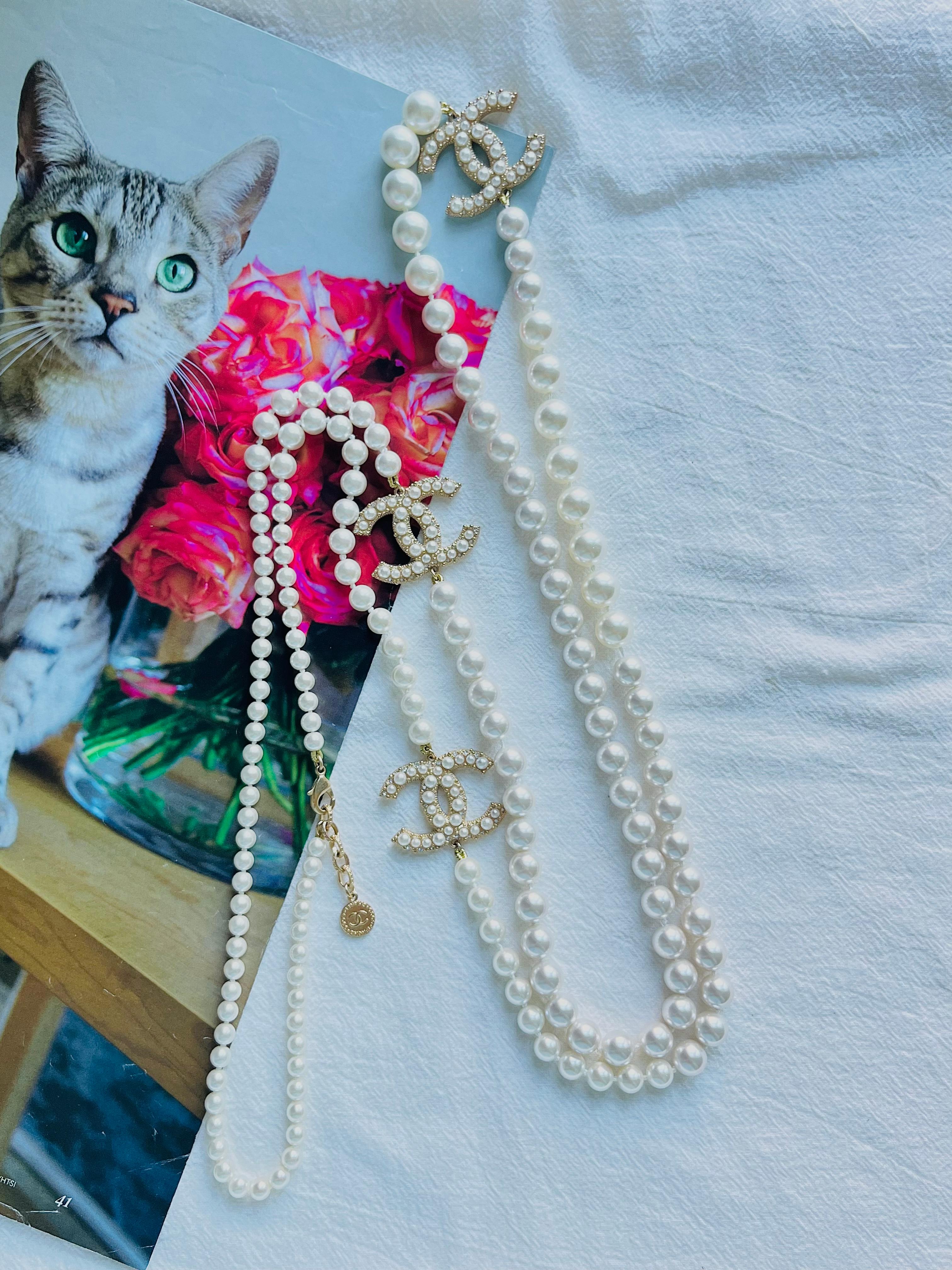 Art Déco Chanel Vintage Extra Long Pearls Trio CC Logo Coco Strands Collana Versatile in vendita