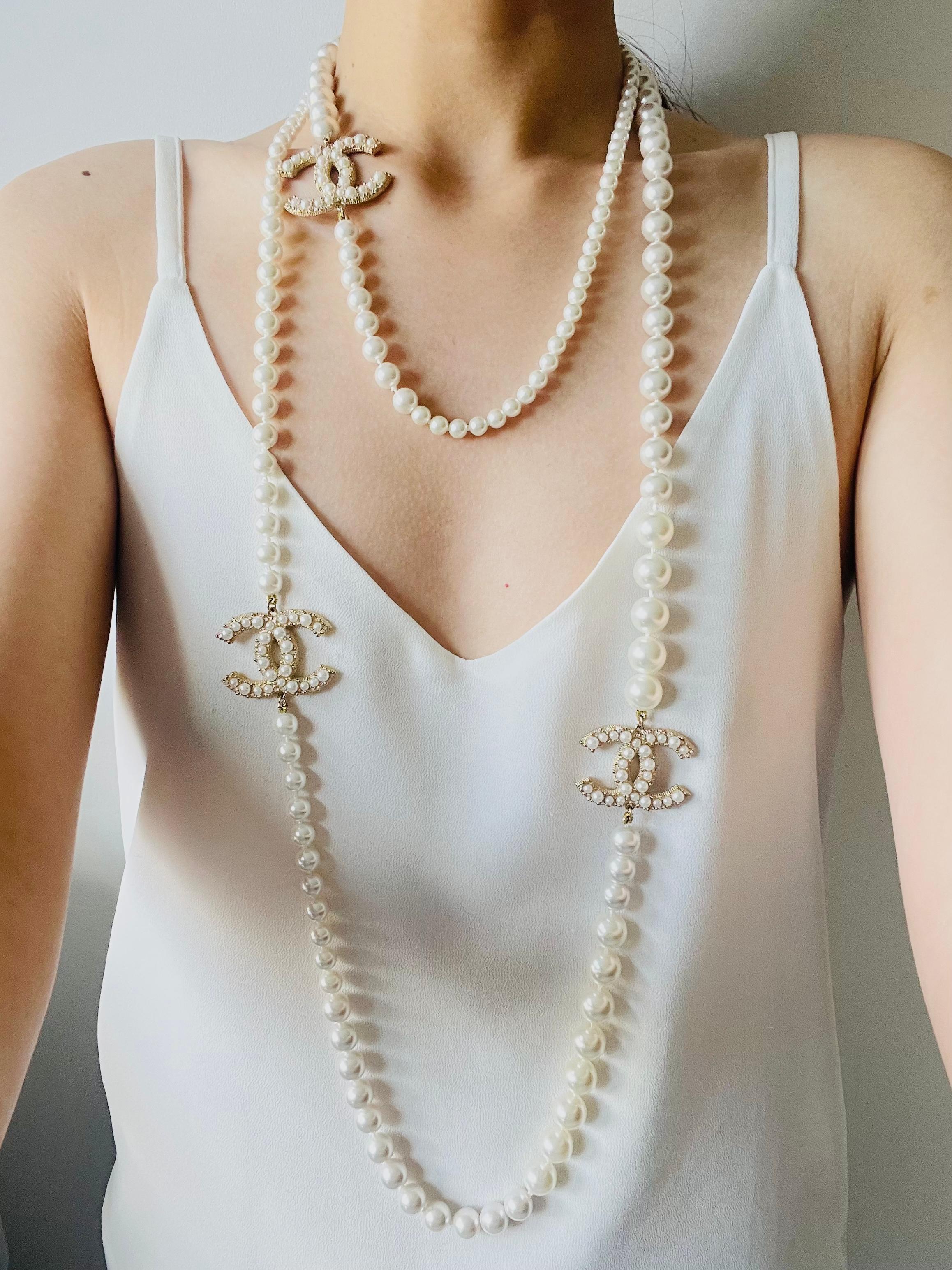 da uomo o donna Chanel Vintage Extra Long Pearls Trio CC Logo Coco Strands Collana Versatile in vendita