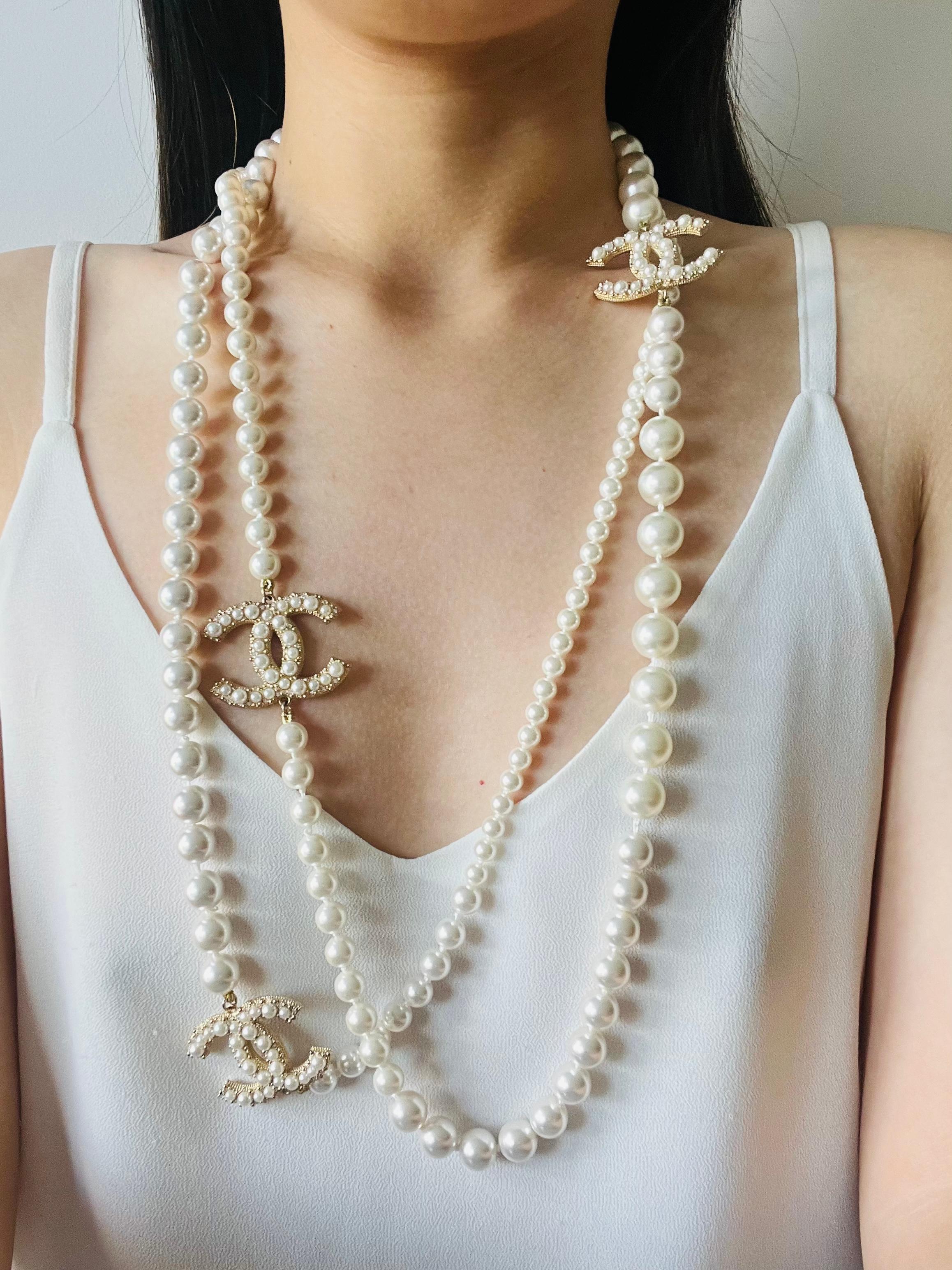 Chanel Vintage Extra Long Pearls Trio CC Logo Coco Strands Collana Versatile in vendita 1