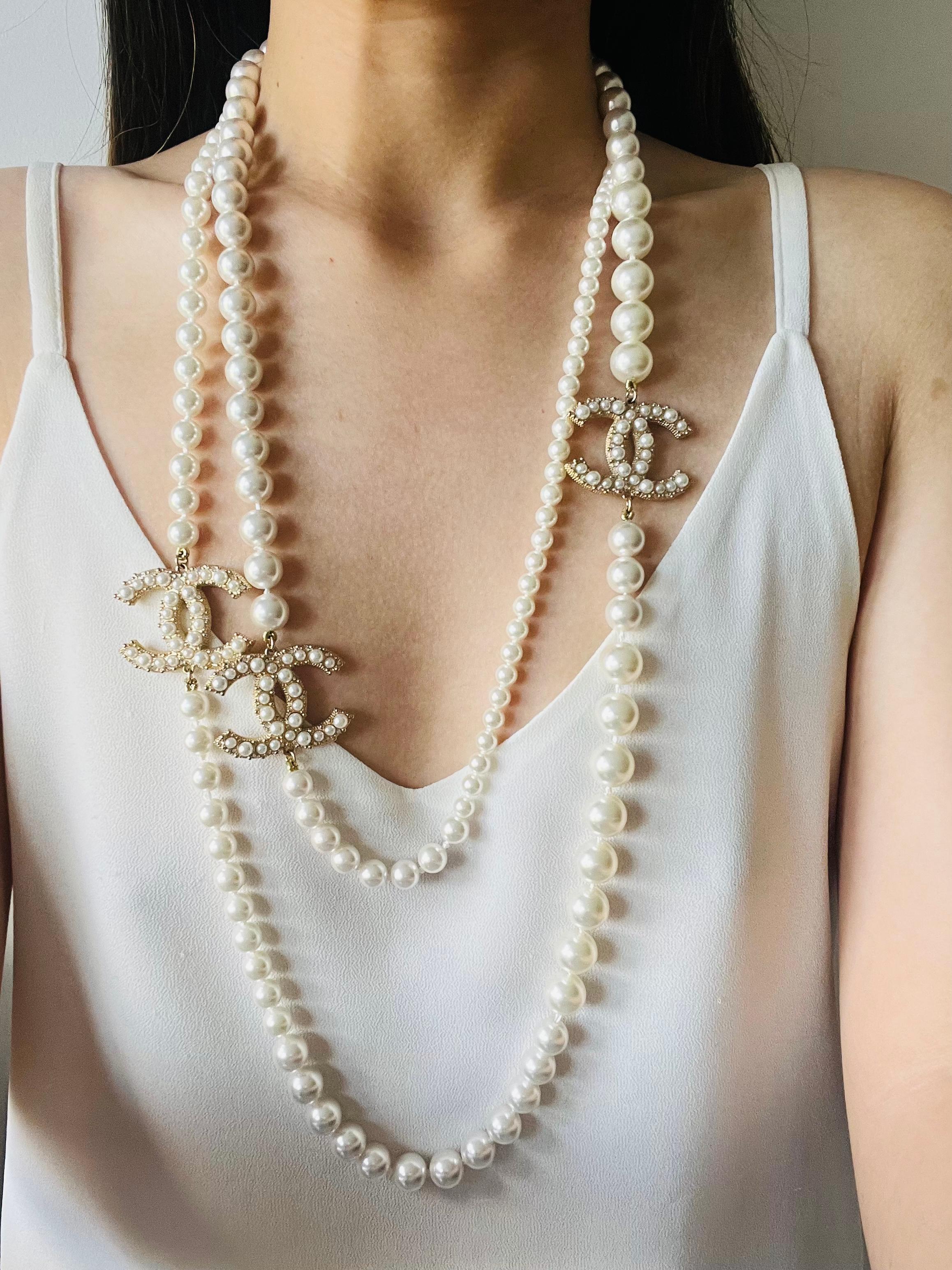 Chanel Vintage Extra Long Pearls Trio CC Logo Coco Strands Collana Versatile in vendita 2