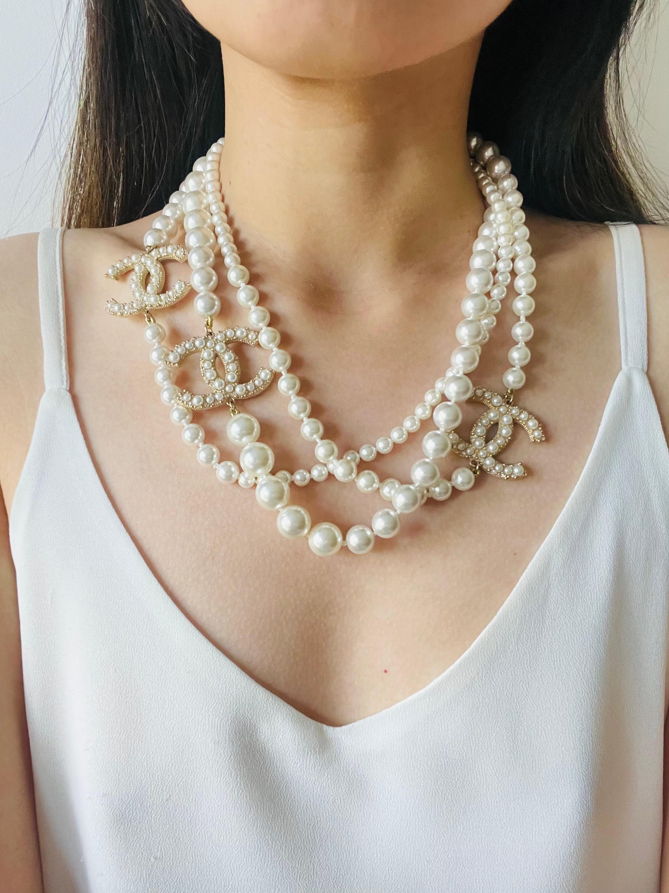 Chanel Vintage Extra Long Pearls Trio CC Logo Coco Strands Collana Versatile in vendita 3