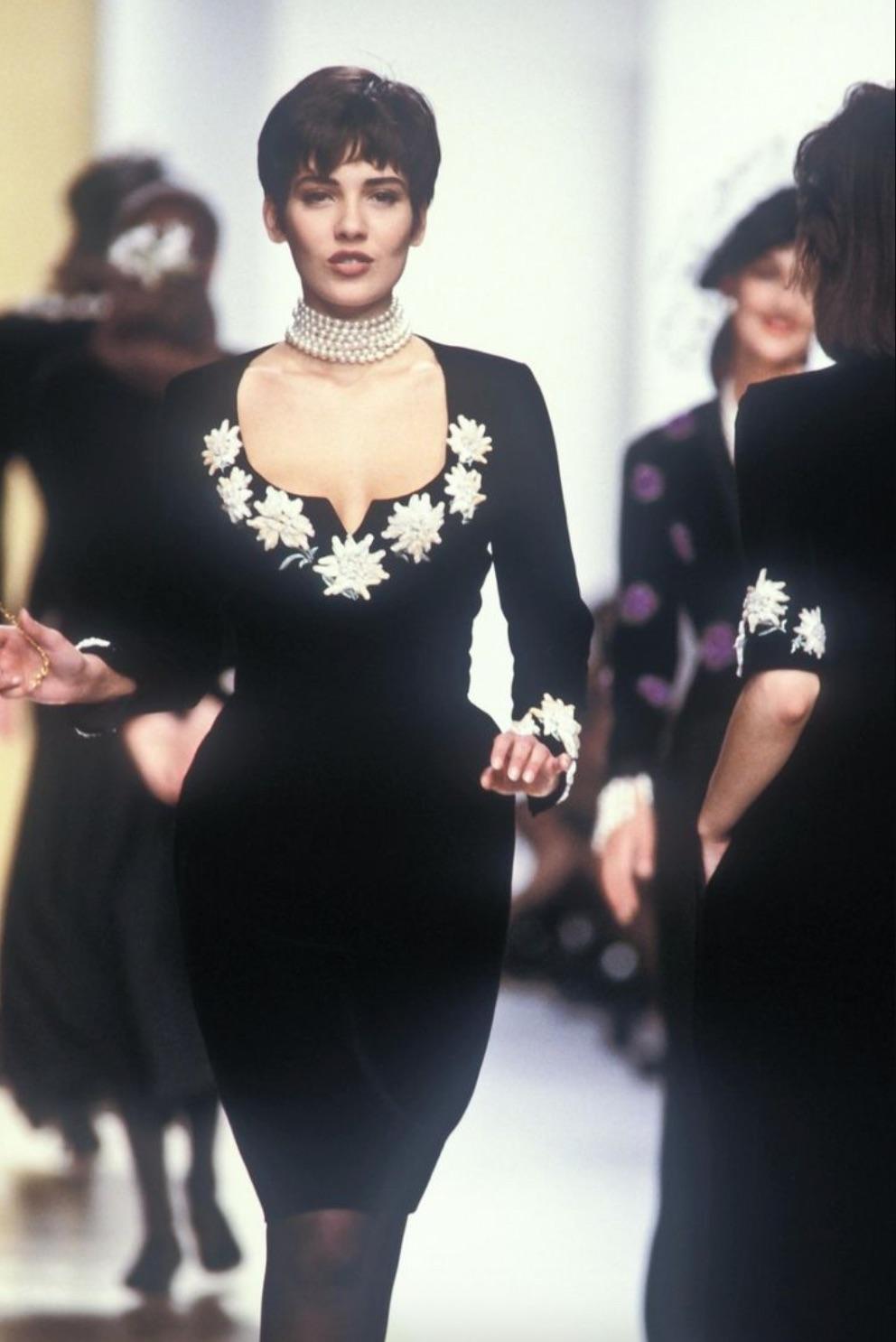 Chanel Vintage F/W 1988 Black Velvet Edelweiss Flower Embroidered Mini Dress In Good Condition For Sale In Jersey City, NJ