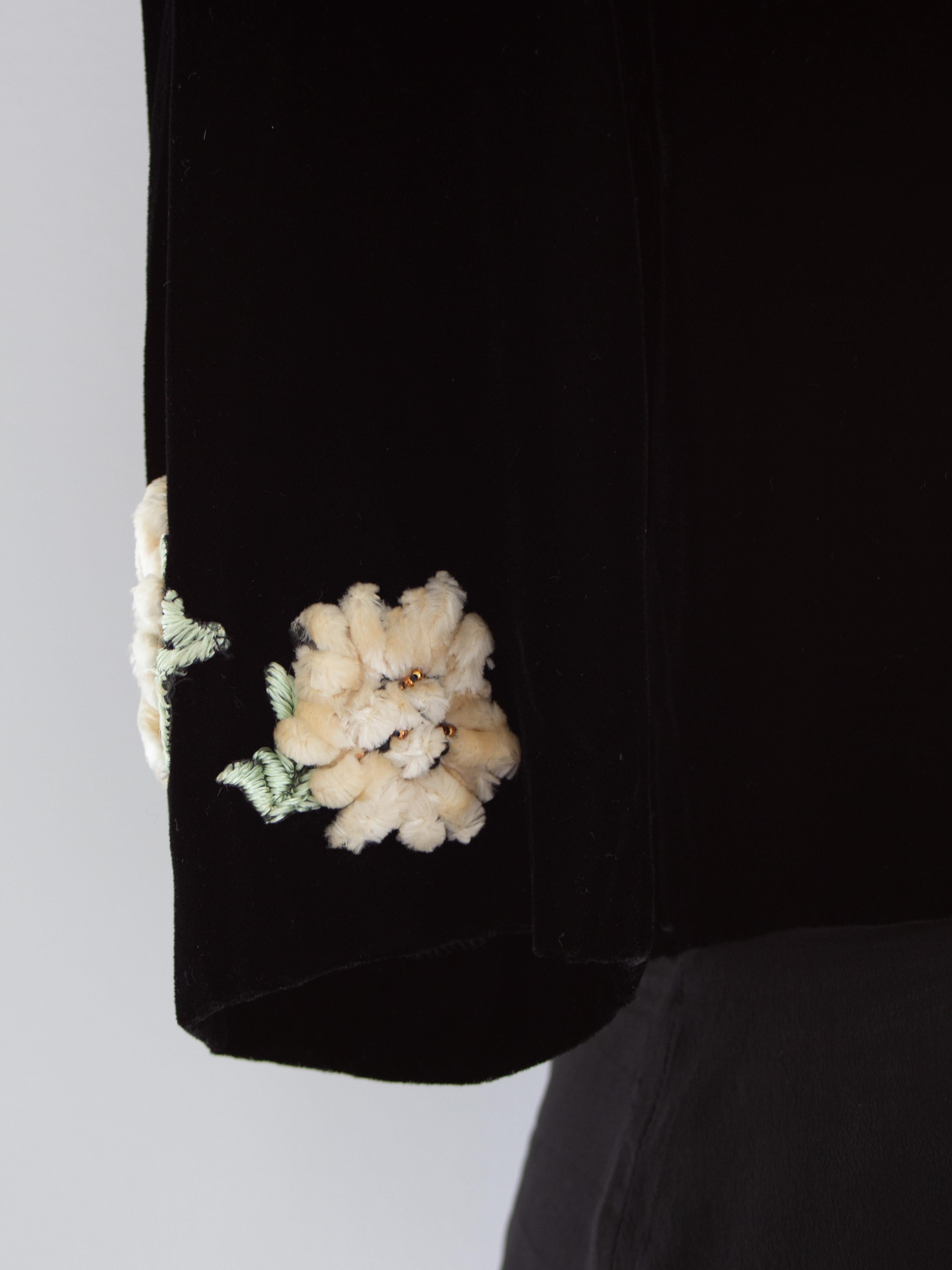Chanel Vintage F/W 1988 black Velvet Edelweiss Flower Embroidered Scoop Neck Top For Sale 5