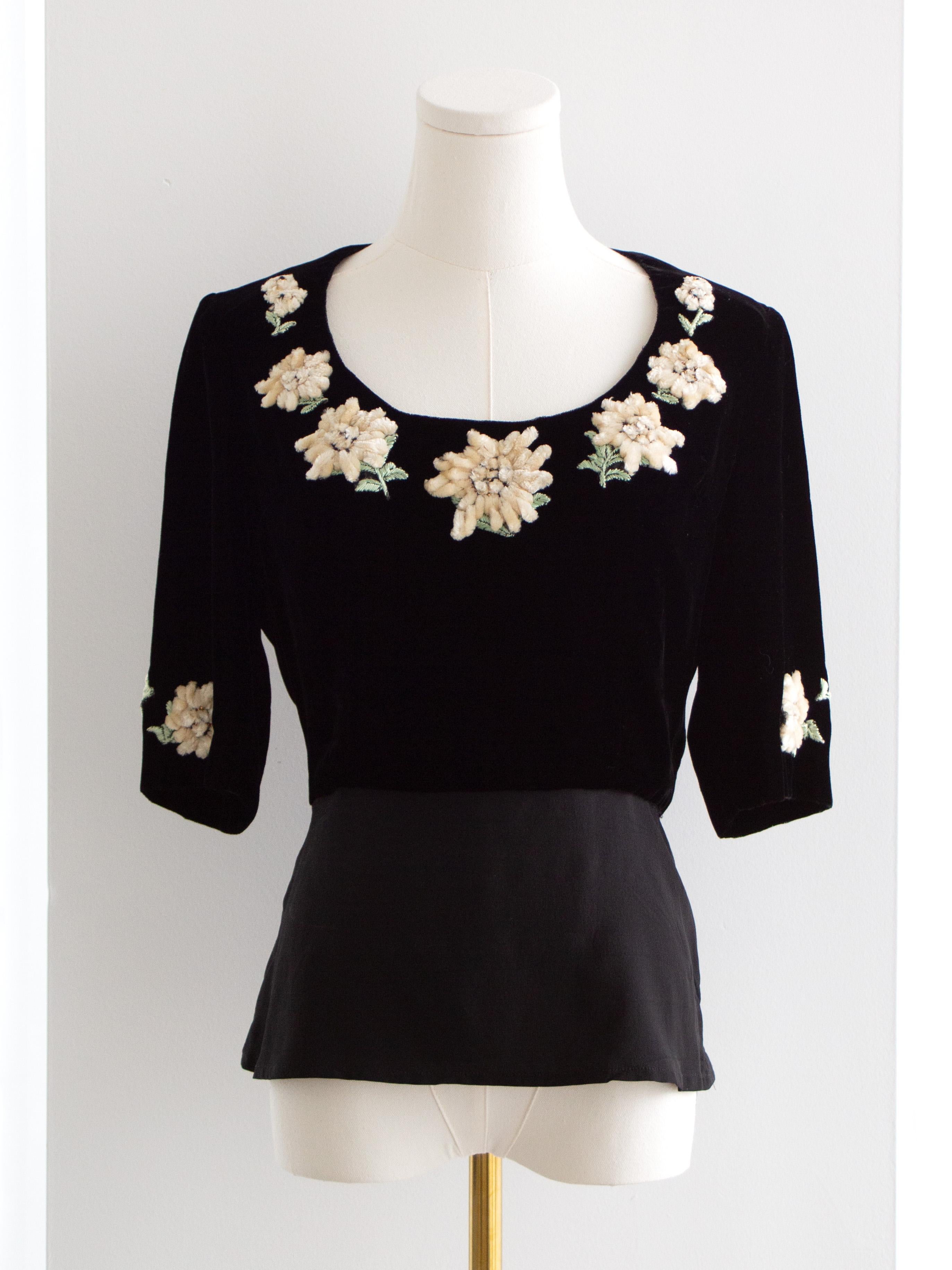 Chanel Vintage F/W 1988 black Velvet Edelweiss Flower Embroidered Scoop Neck Top In Good Condition For Sale In Jersey City, NJ