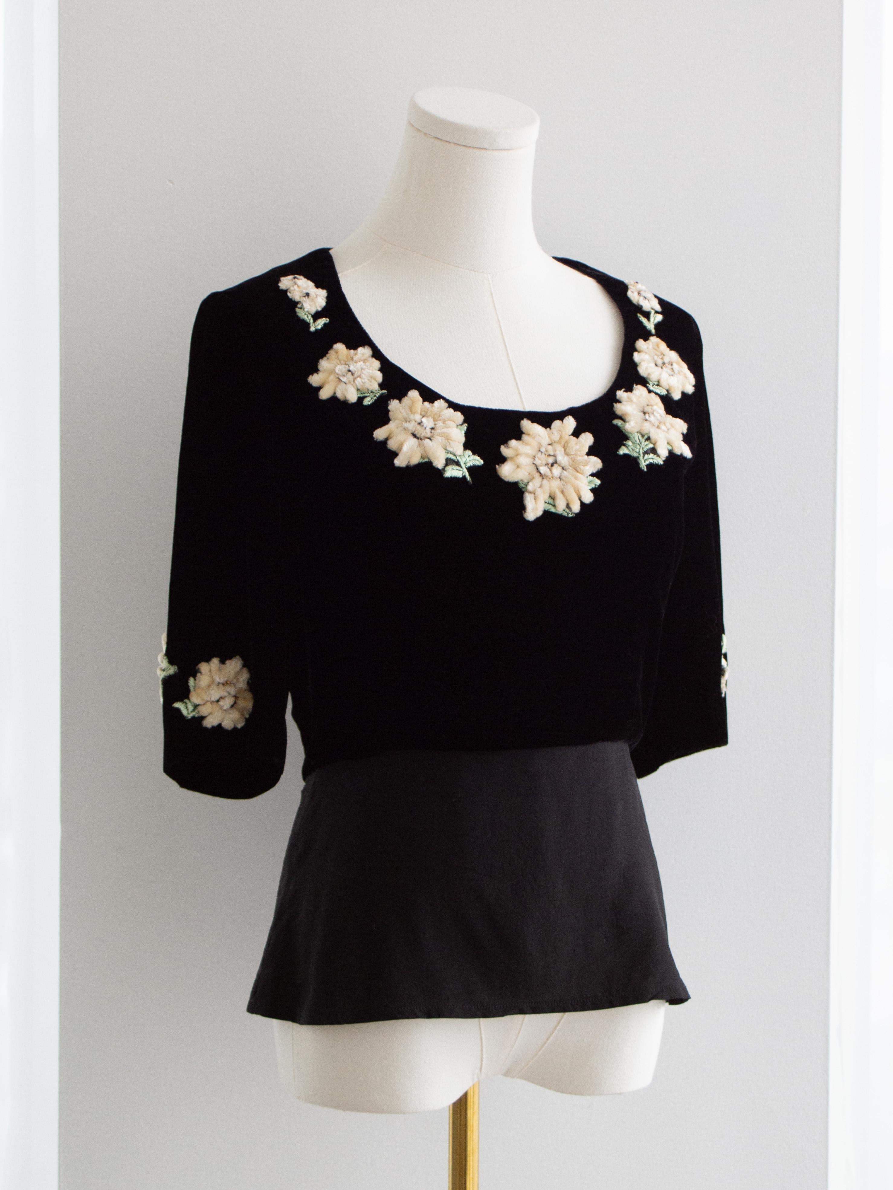Chanel Vintage F/W 1988 black Velvet Edelweiss Flower Embroidered Scoop Neck Top For Sale 1