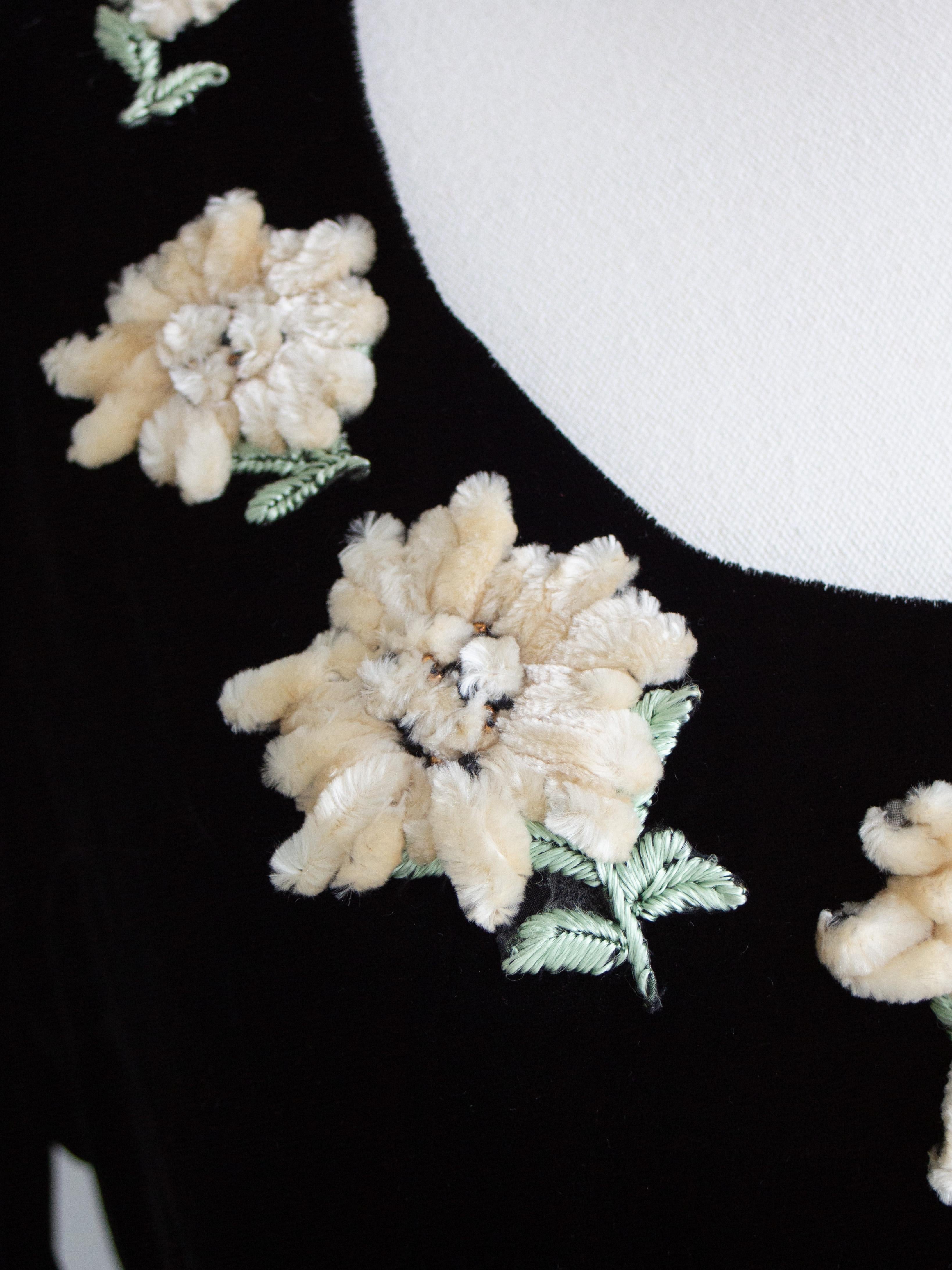 Chanel Vintage F/W 1988 black Velvet Edelweiss Flower Embroidered Scoop Neck Top For Sale 3