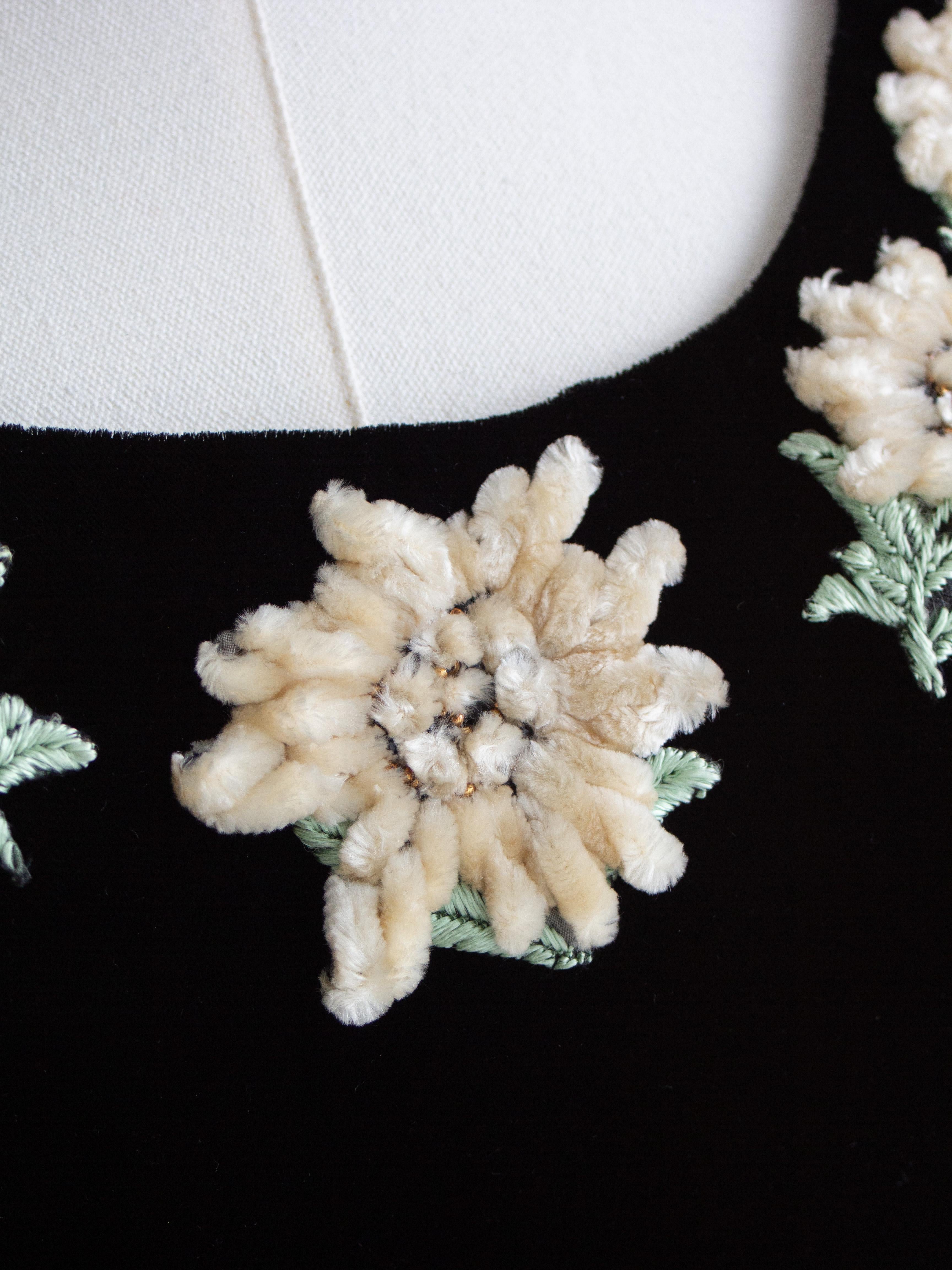 Chanel Vintage F/W 1988 black Velvet Edelweiss Flower Embroidered Scoop Neck Top For Sale 4