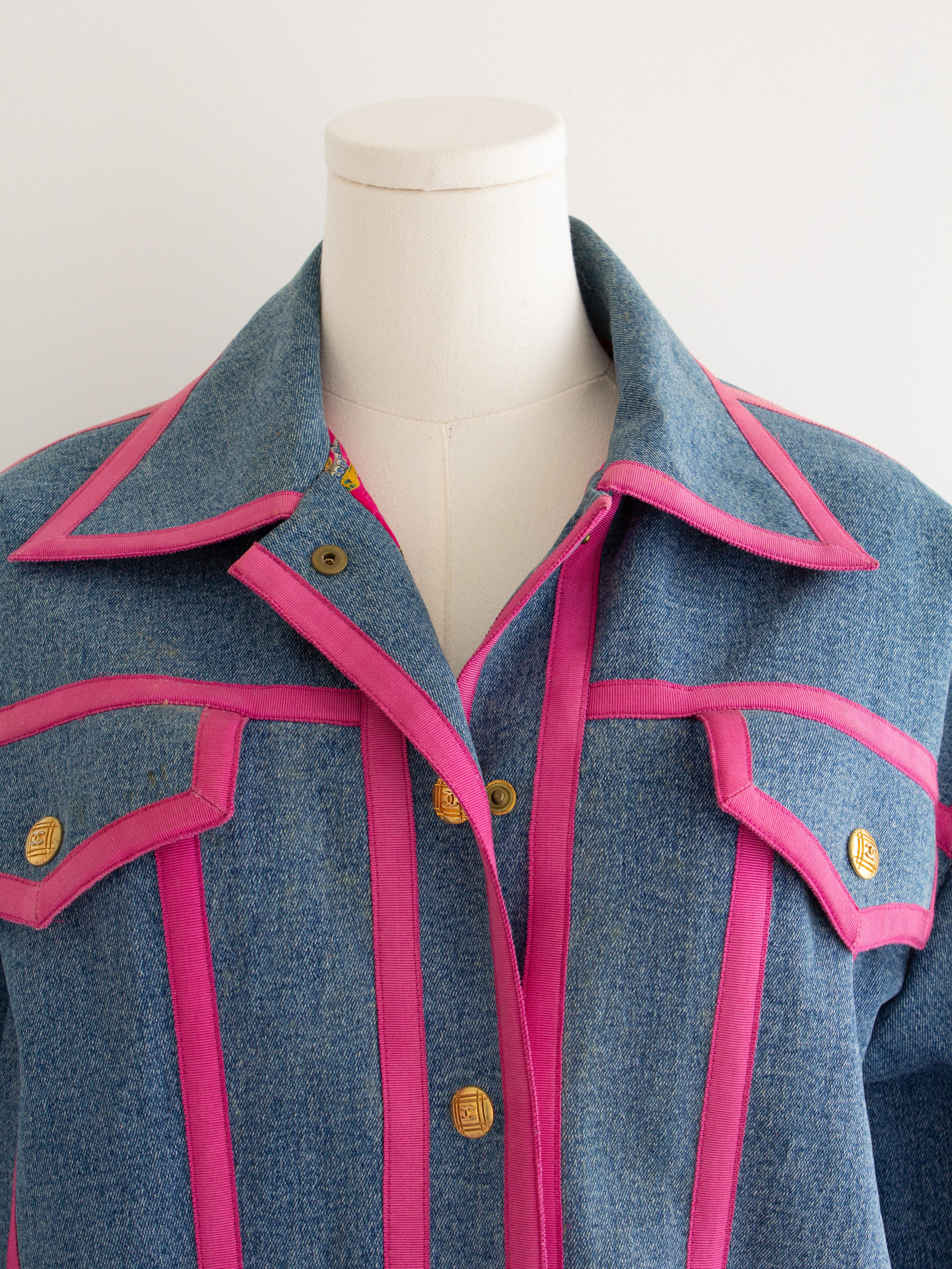 Chanel Vintage A/I 1991 Giacca Bomber Hip-Hop Denim Rosa Oro 24K In condizioni buone in vendita a Jersey City, NJ