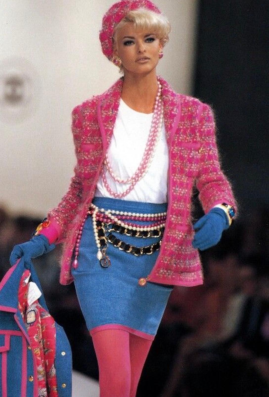Questo abito Chanel da collezione e iconico della collezione Autunno/Inverno 1991 incarna l'audace tributo di Karl Lagerfeld alla cultura Hip-Hop. Presentato in passerella dalla top model Linda Evangelista, il look riflette una collisione giocosa ma