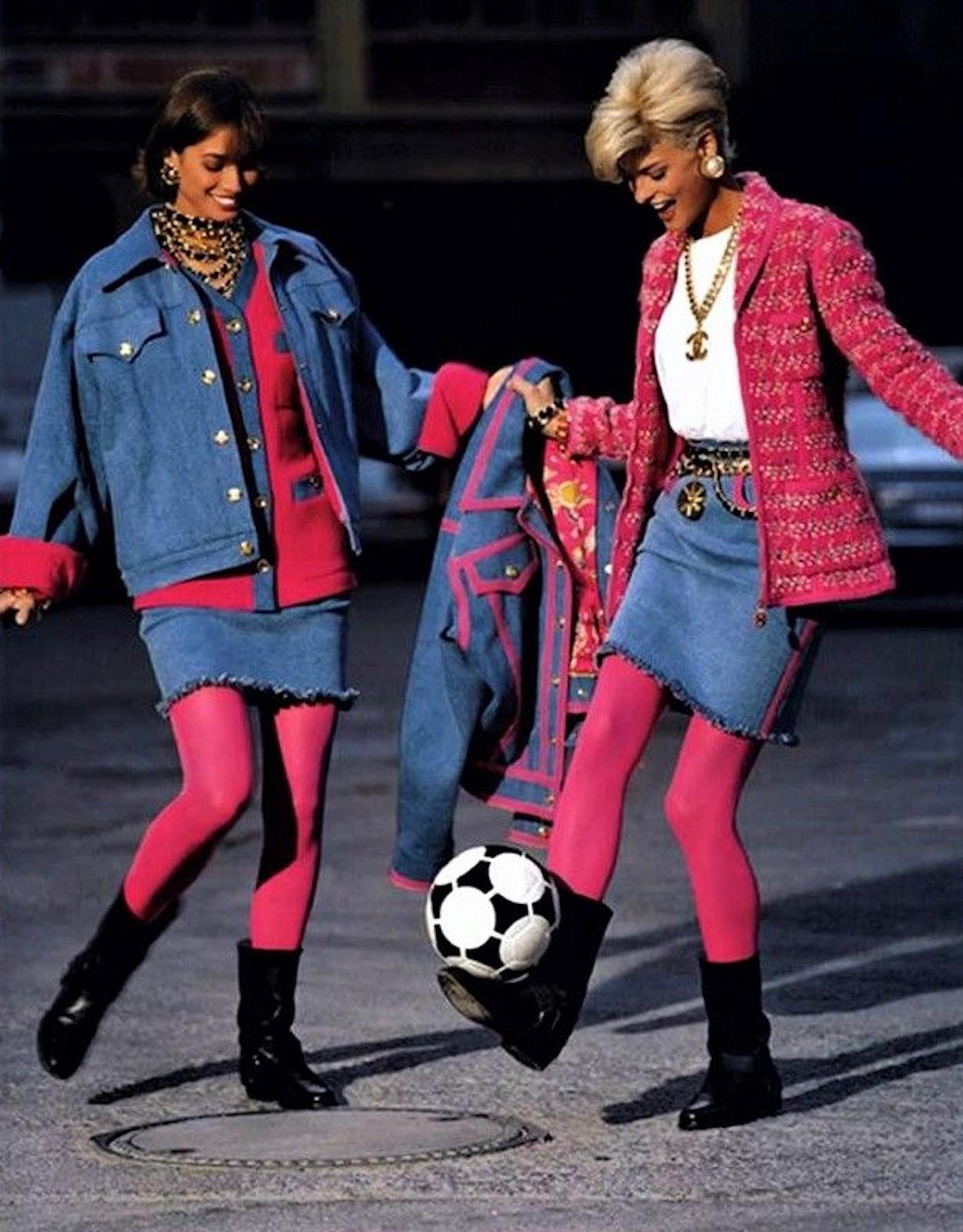 Chanel Vintage A/I 1991 Hip-Hop Rosa Tweed CC Gonna Denim Giacca Completo In condizioni buone in vendita a Jersey City, NJ