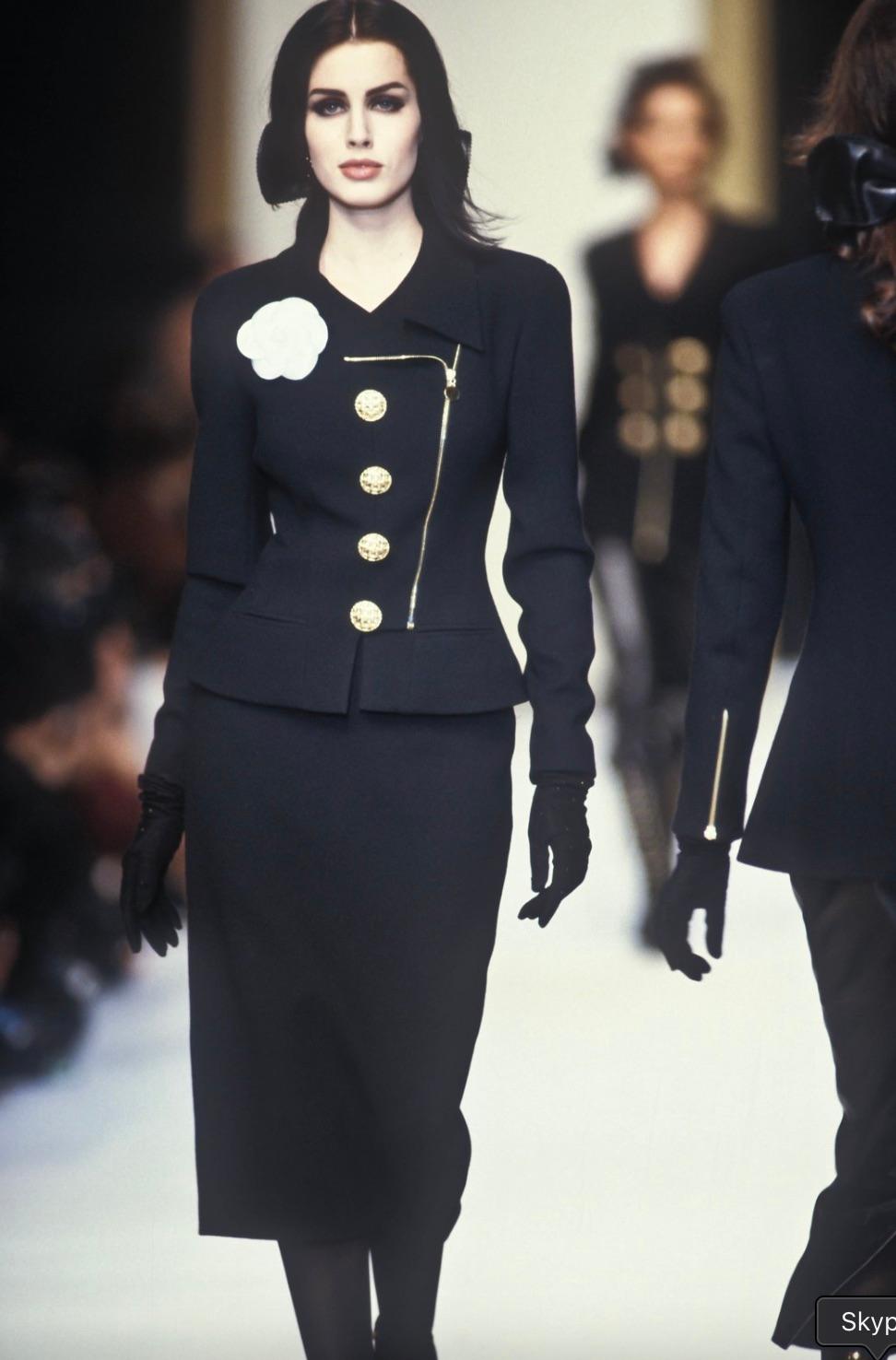 Chanel Vintage F/W 1992 Black Gold Zip Tweed Jacket In Good Condition For Sale In Jersey City, NJ