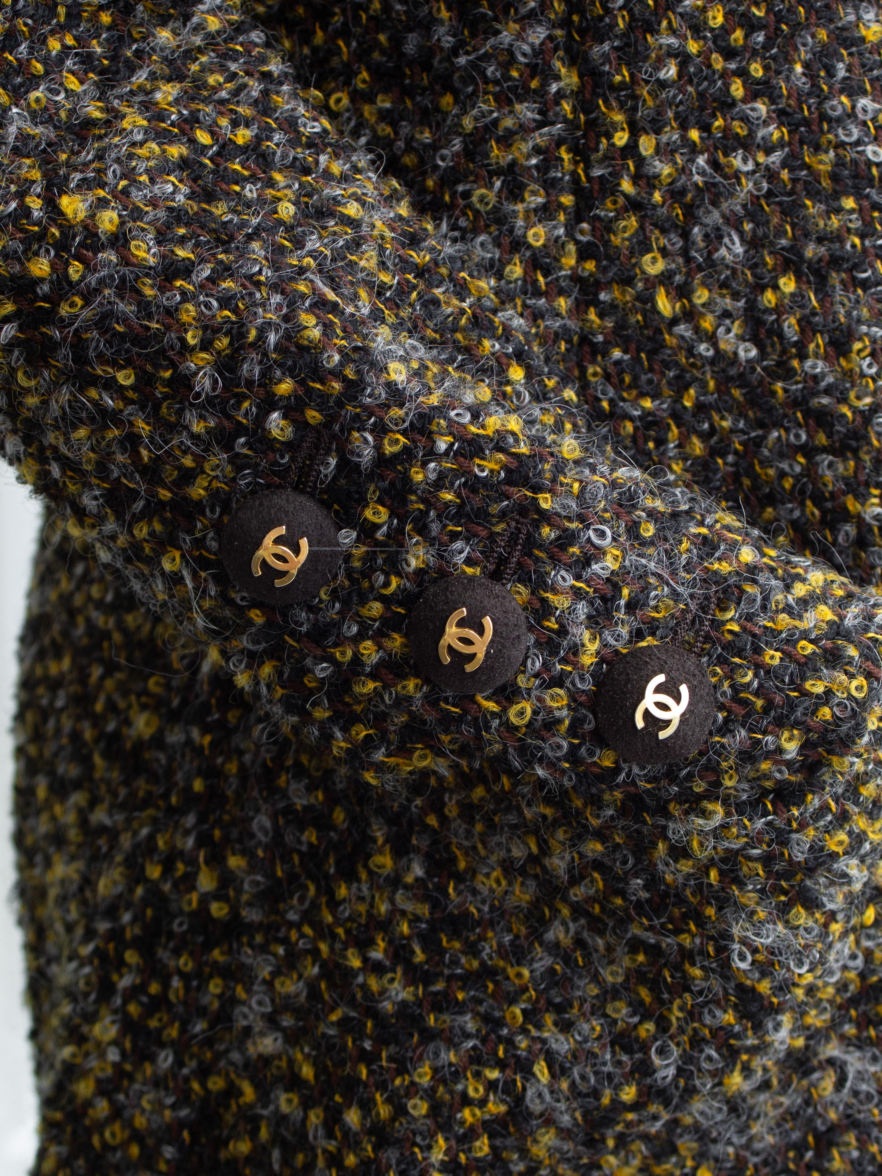 Chanel Vintage F/W 1992 English Tweed Suede Grey Brown CC Gold Runway Jacket For Sale 6