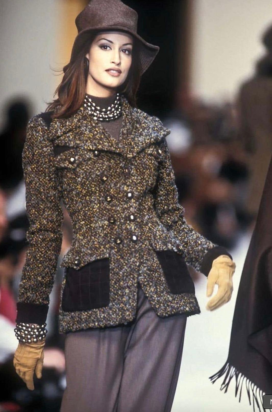 Chanel Vintage F/W 1992 English Tweed Suede Grey Brown CC Gold Runway Jacket In Good Condition For Sale In Jersey City, NJ