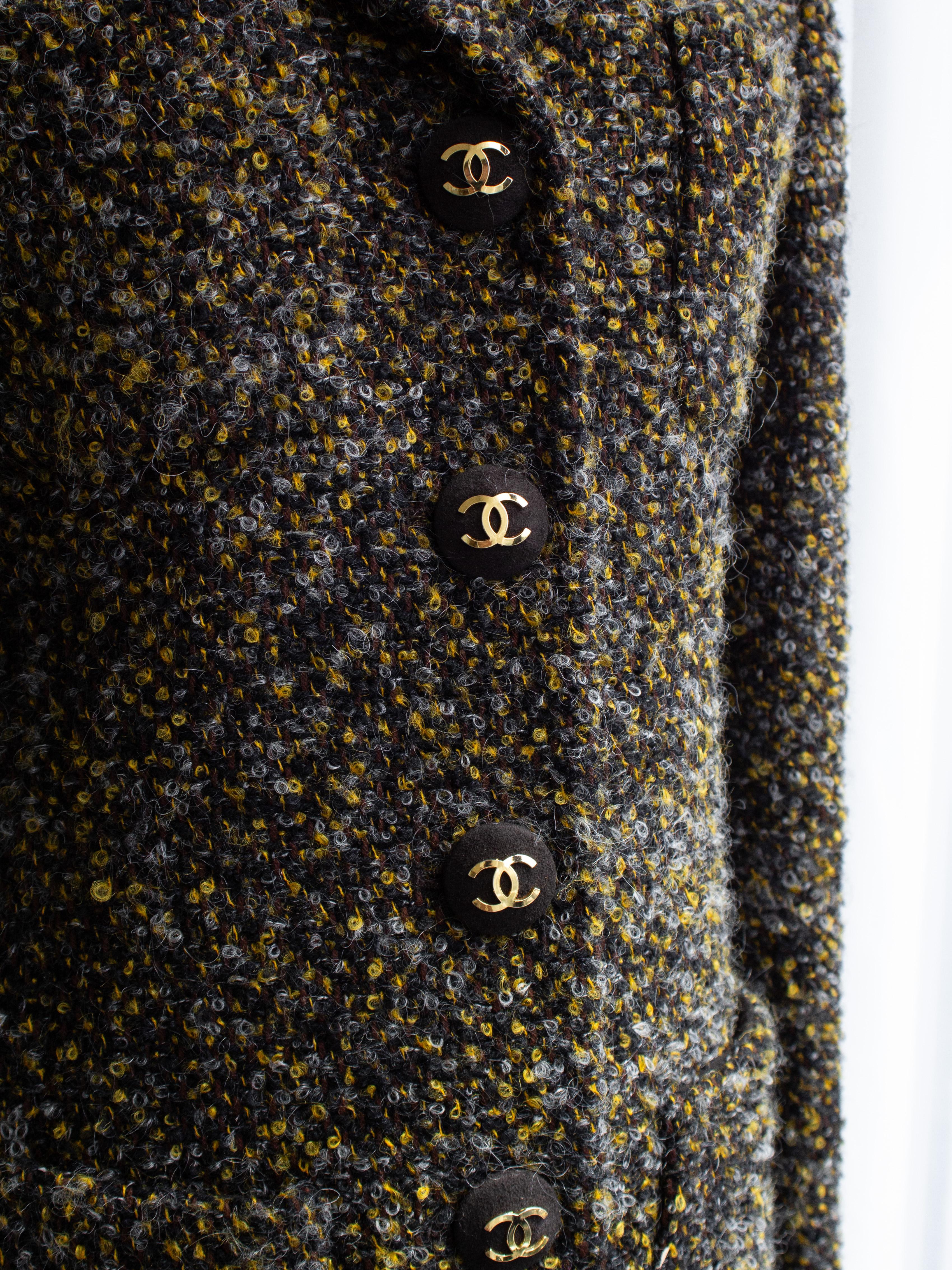 Chanel Vintage F/W 1992 English Tweed Suede Grey Brown CC Gold Runway Jacket For Sale 4