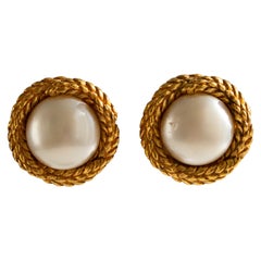 Orecchini a clip Chanel Vintage A/I 1992, placcati in oro, con perle finte.