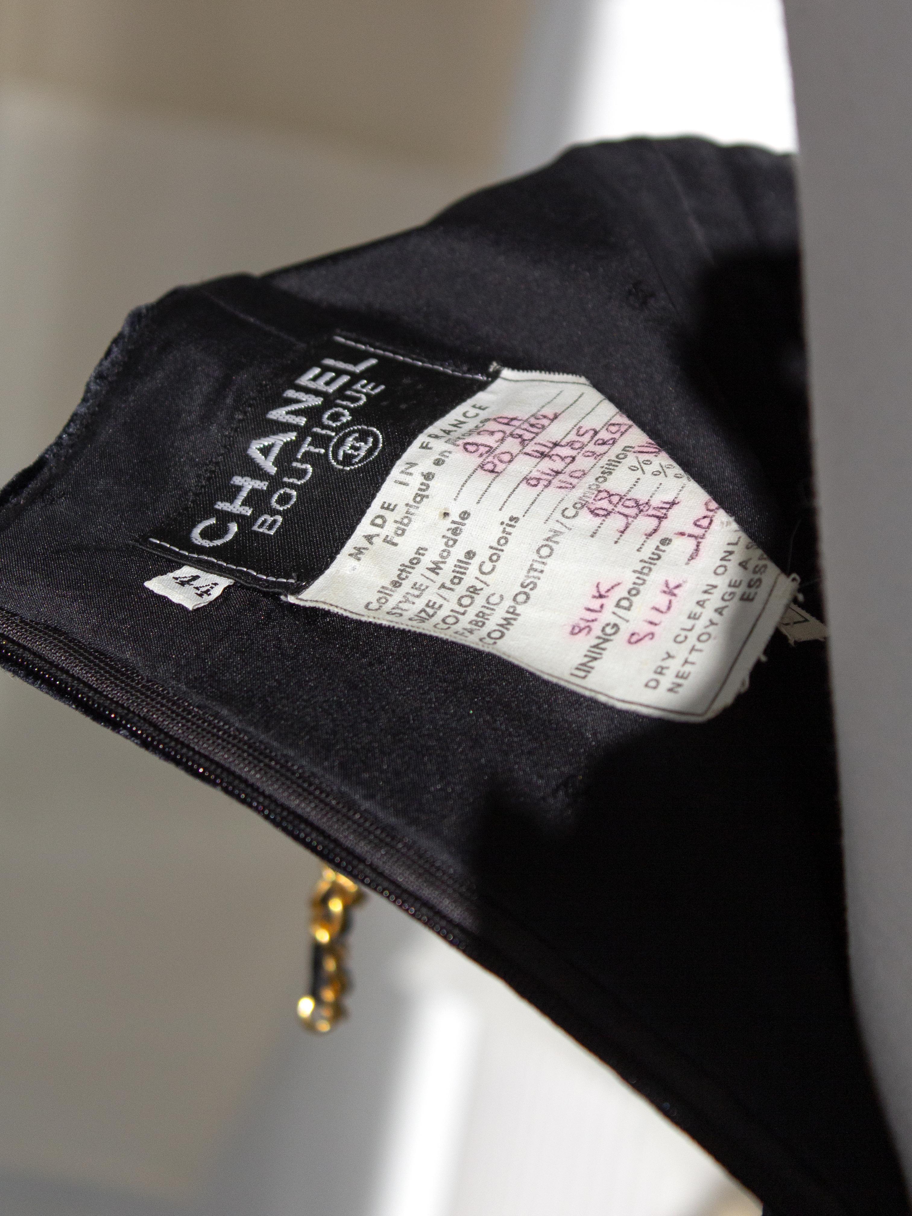 Chanel Vintage F/W 1993 Vestido Corsé 93A de terciopelo negro con cadenas doradas en venta 5