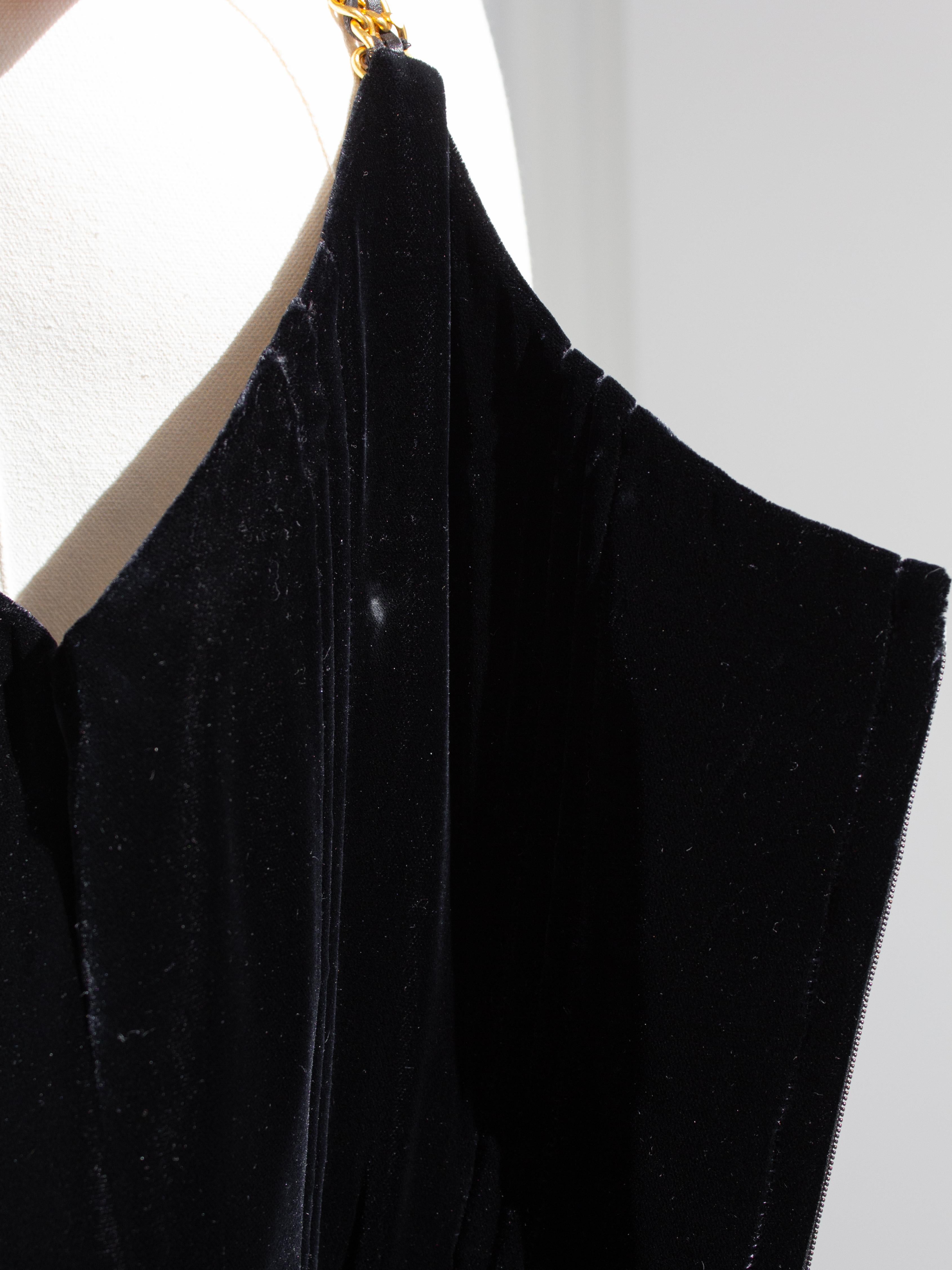 Chanel Vintage F/W 1993 Vestido Corsé 93A de terciopelo negro con cadenas doradas en venta 7
