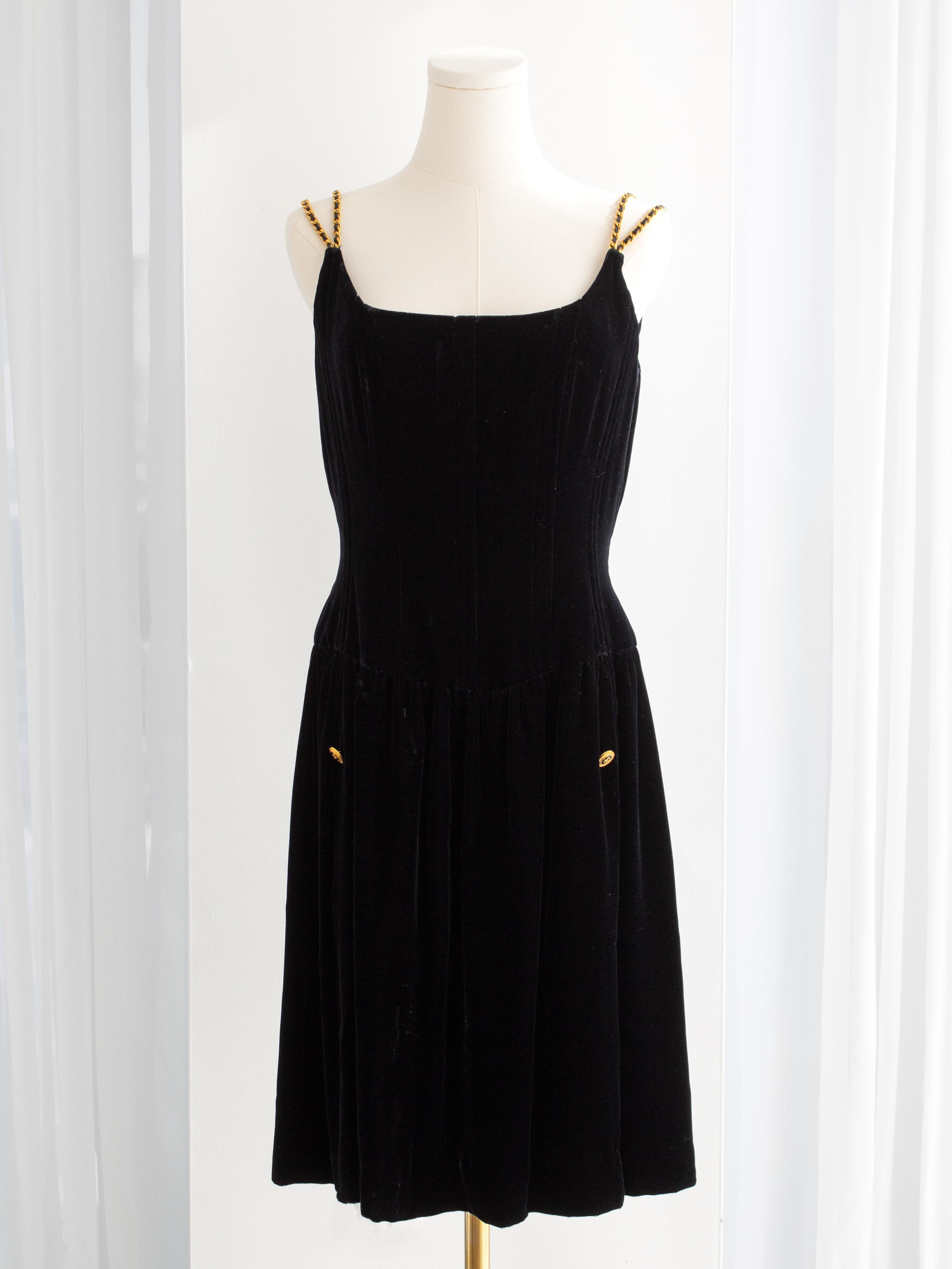 Chanel Vintage F/W 1993 Vestido Corsé 93A de terciopelo negro con cadenas doradas Negro en venta