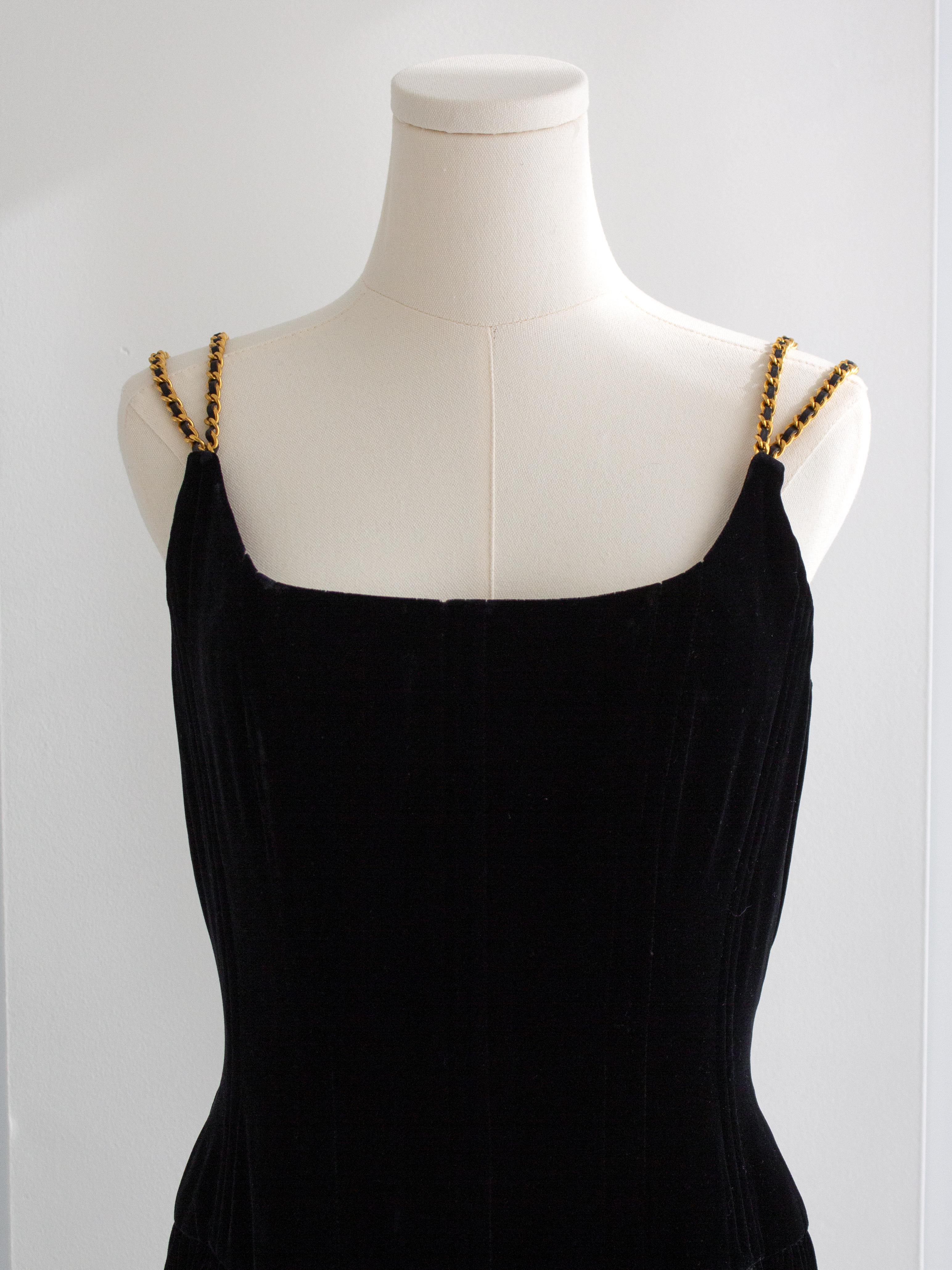 Chanel Vintage F/W 1993 Vestido Corsé 93A de terciopelo negro con cadenas doradas en Bueno estado para la venta en Jersey City, NJ