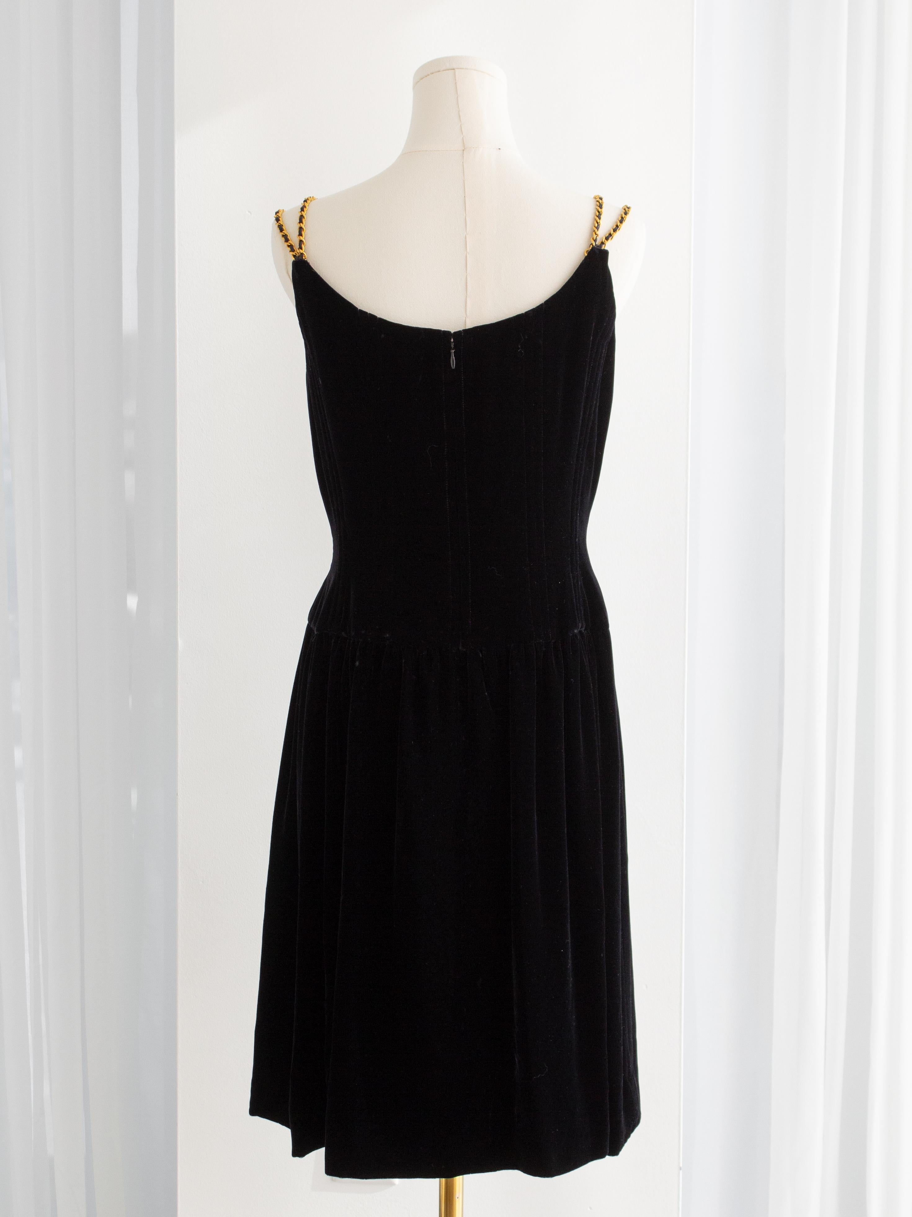 De las mujeres Chanel Vintage F/W 1993 Vestido Corsé 93A de terciopelo negro con cadenas doradas en venta