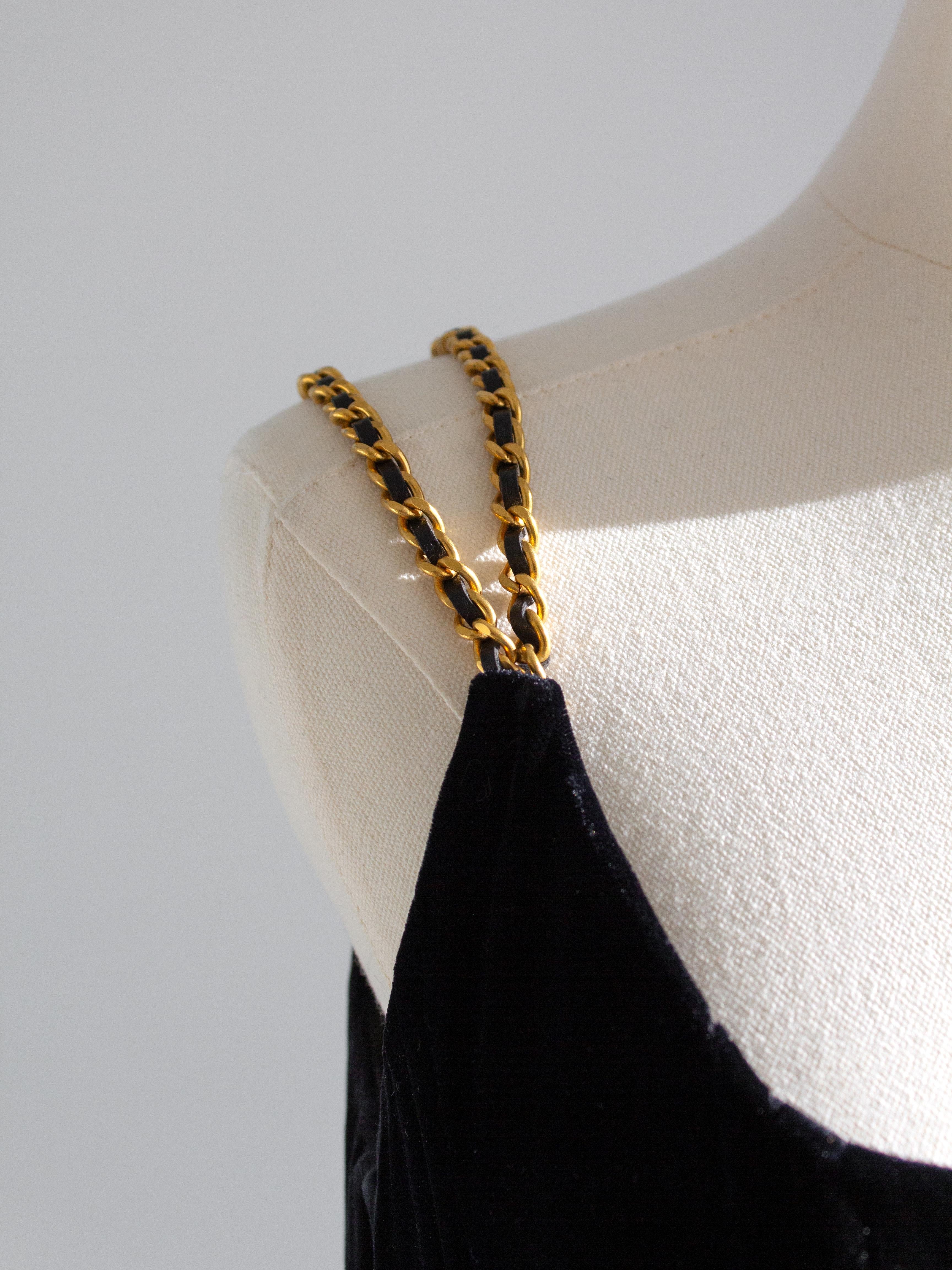 Chanel Vintage F/W 1993 Vestido Corsé 93A de terciopelo negro con cadenas doradas en venta 1