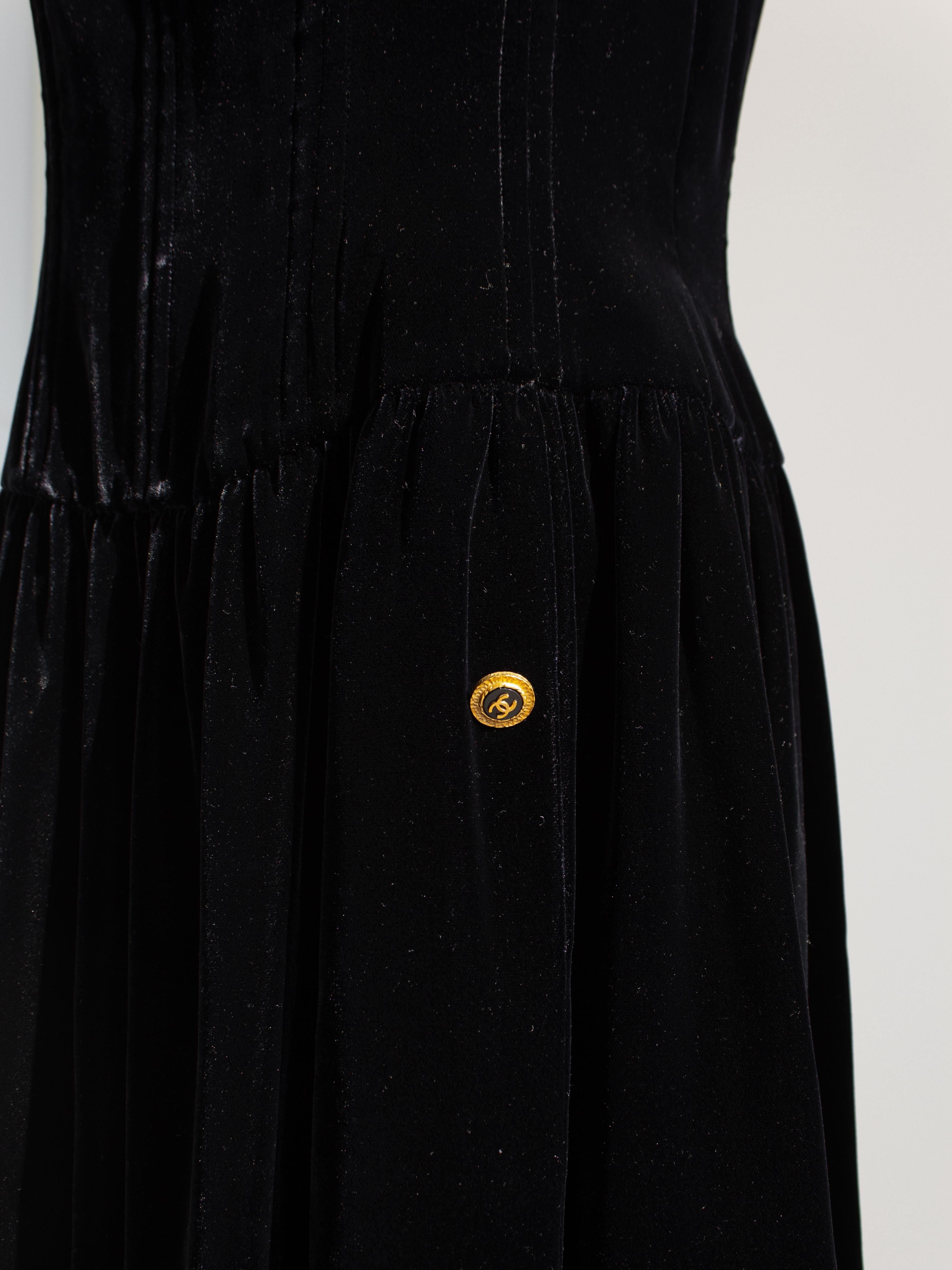 Chanel Vintage F/W 1993 Vestido Corsé 93A de terciopelo negro con cadenas doradas en venta 2