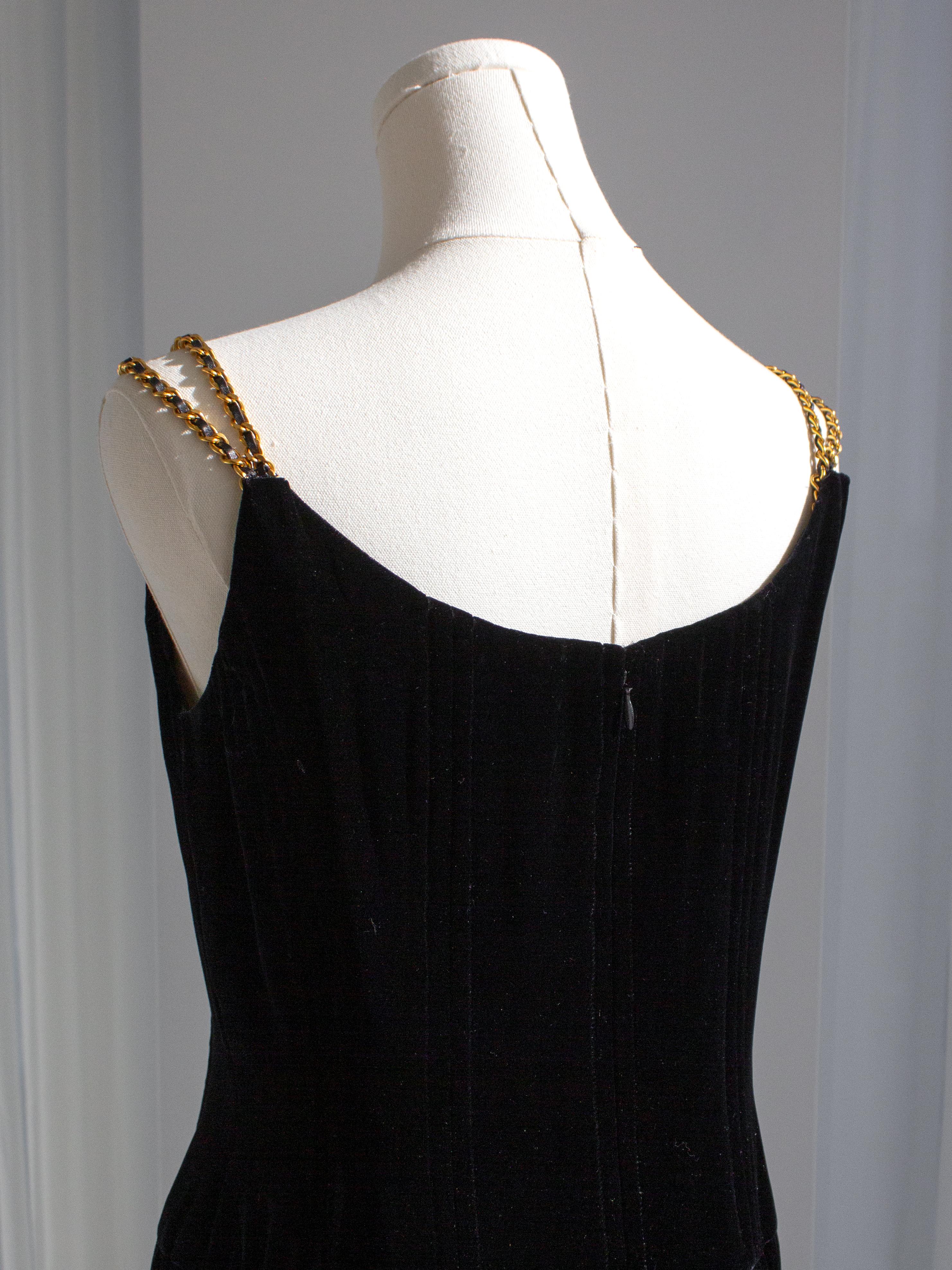 Chanel Vintage F/W 1993 Vestido Corsé 93A de terciopelo negro con cadenas doradas en venta 3