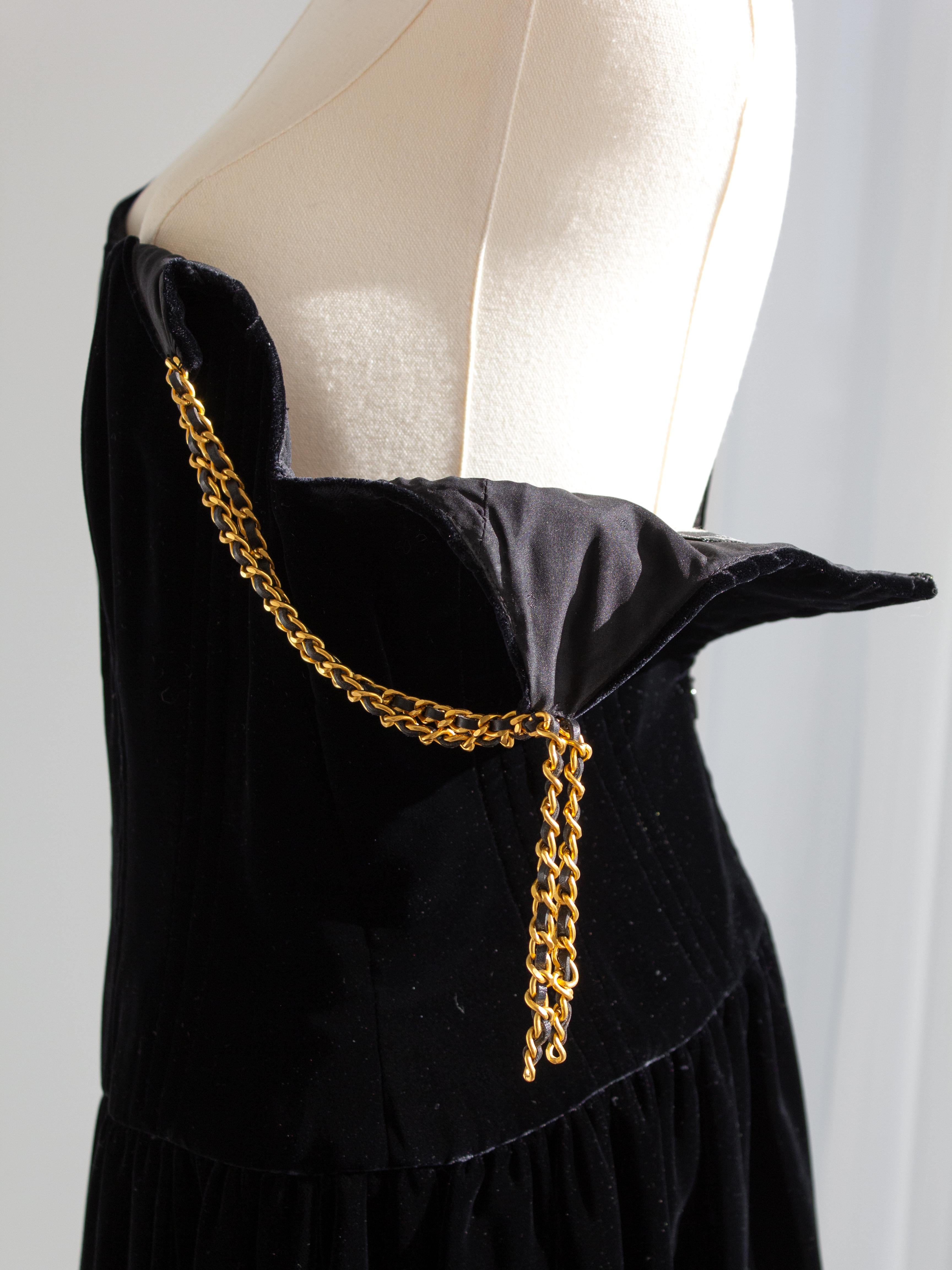 Chanel Vintage F/W 1993 Vestido Corsé 93A de terciopelo negro con cadenas doradas en venta 4