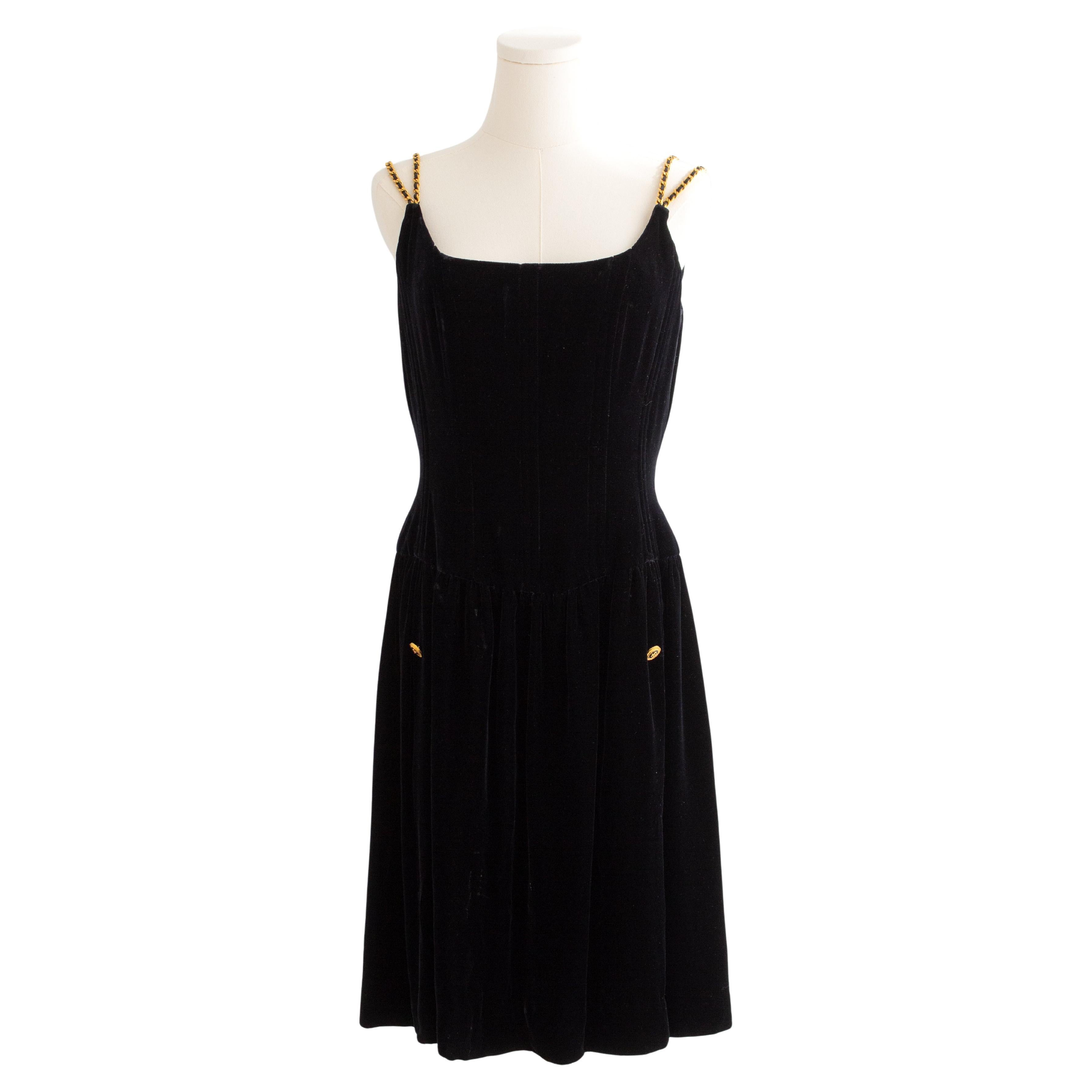 Chanel Vintage F/W 1993 Vestido Corsé 93A de terciopelo negro con cadenas doradas en venta