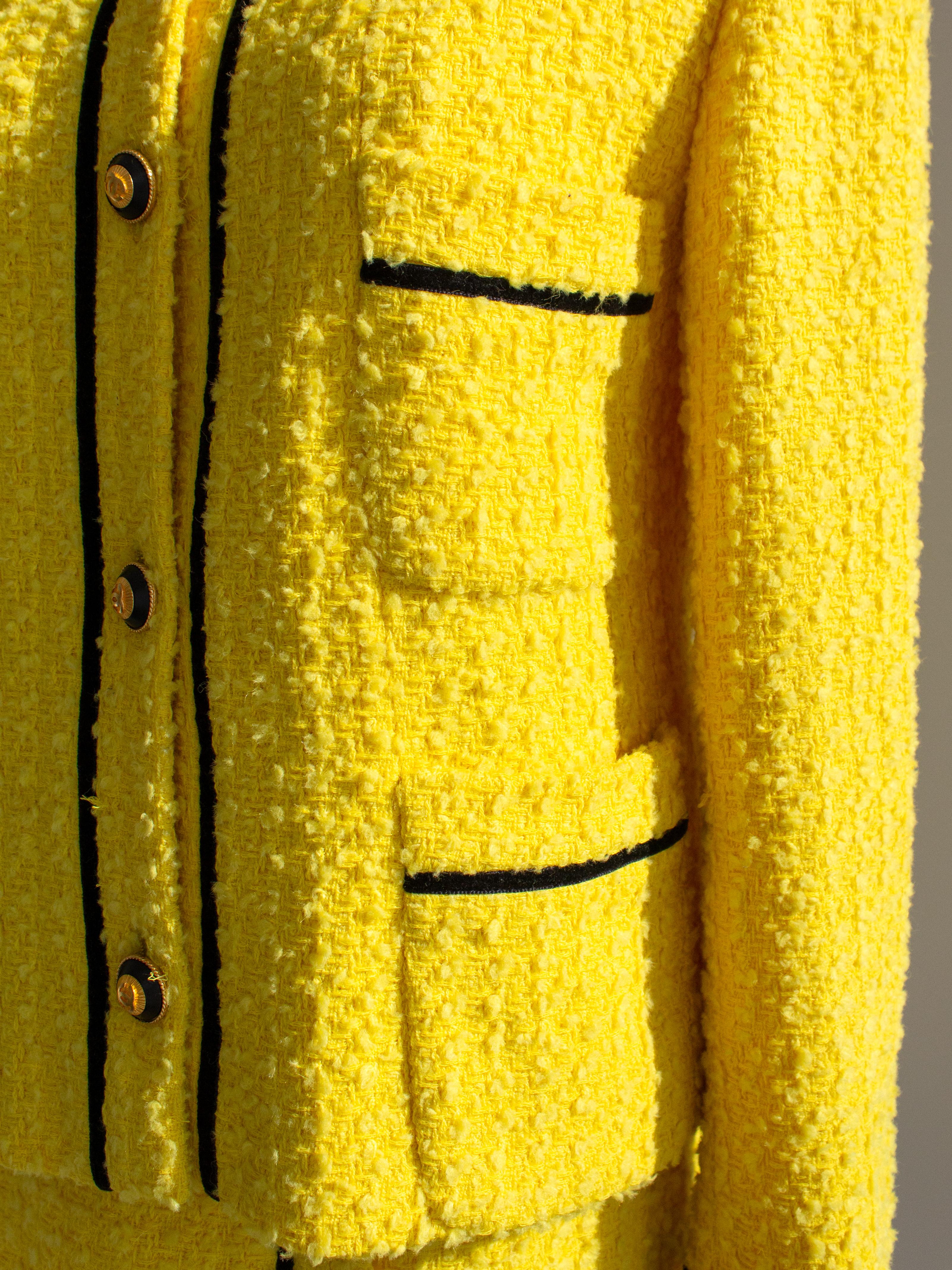 Chanel Vintage F/W 1993 Yellow Black Velvet CC 93A Tweed Jacket Skirt Suit For Sale 6