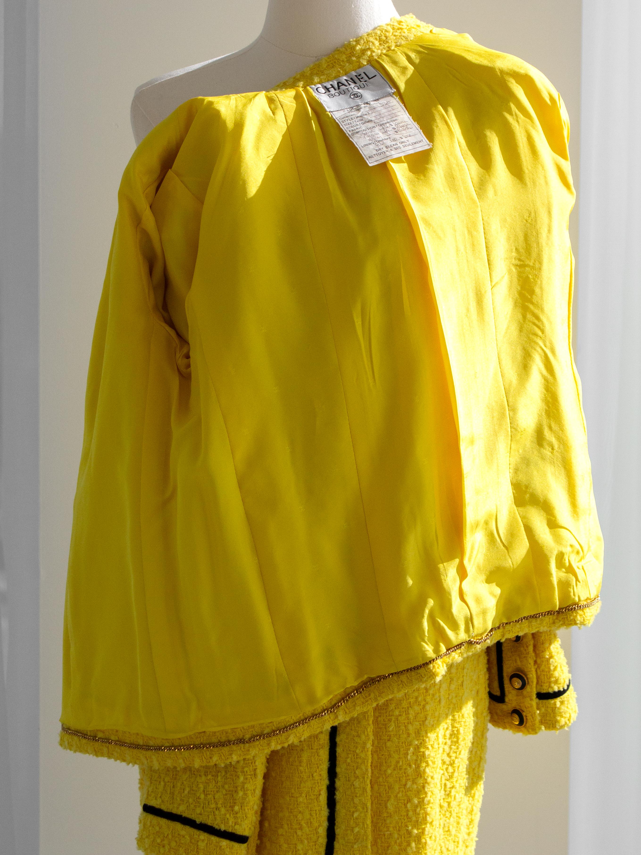 Chanel Vintage F/W 1993 Yellow Black Velvet CC 93A Tweed Jacket Skirt Suit For Sale 9