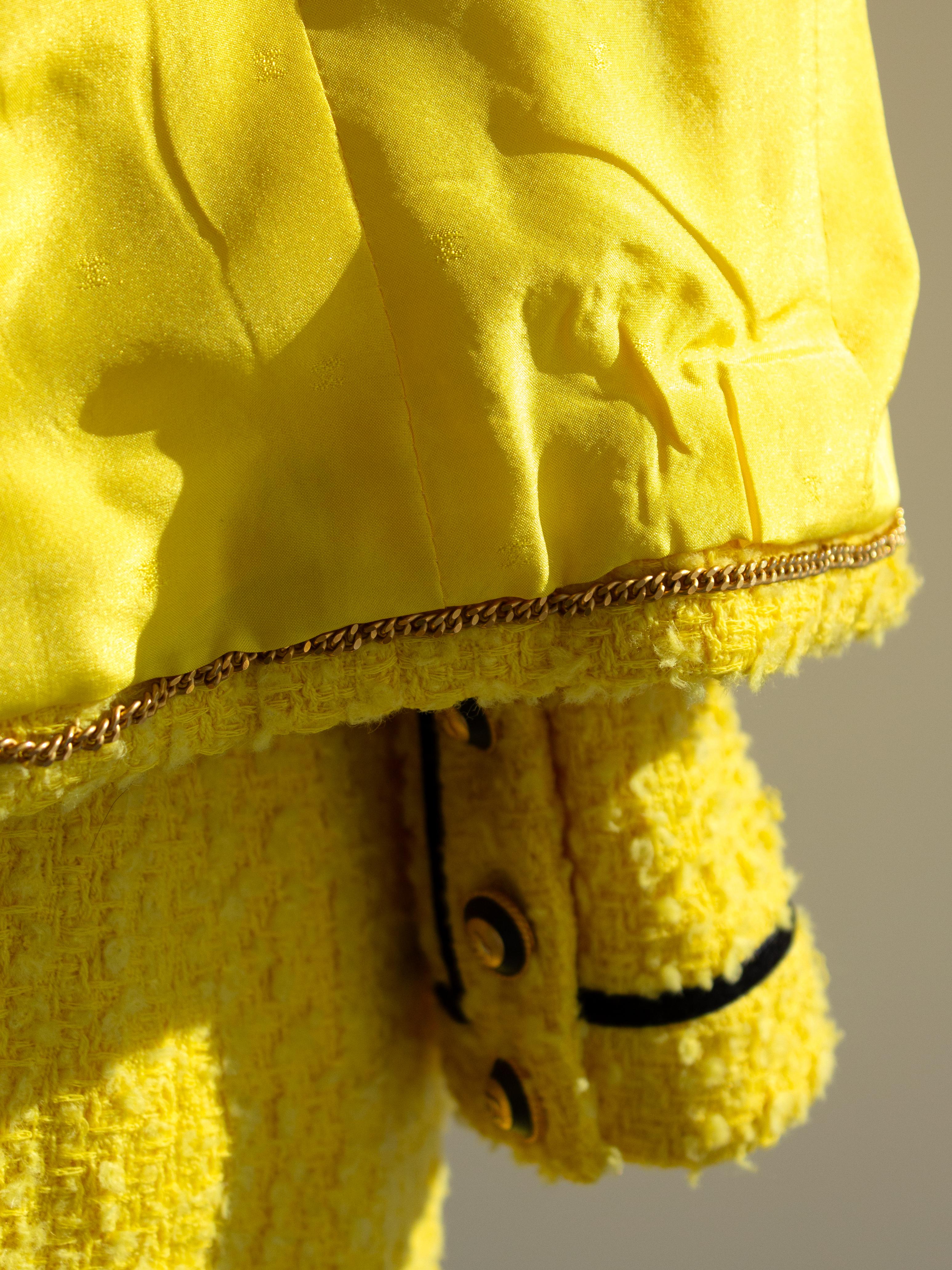 Chanel Vintage F/W 1993 Yellow Black Velvet CC 93A Tweed Jacket Skirt Suit For Sale 10