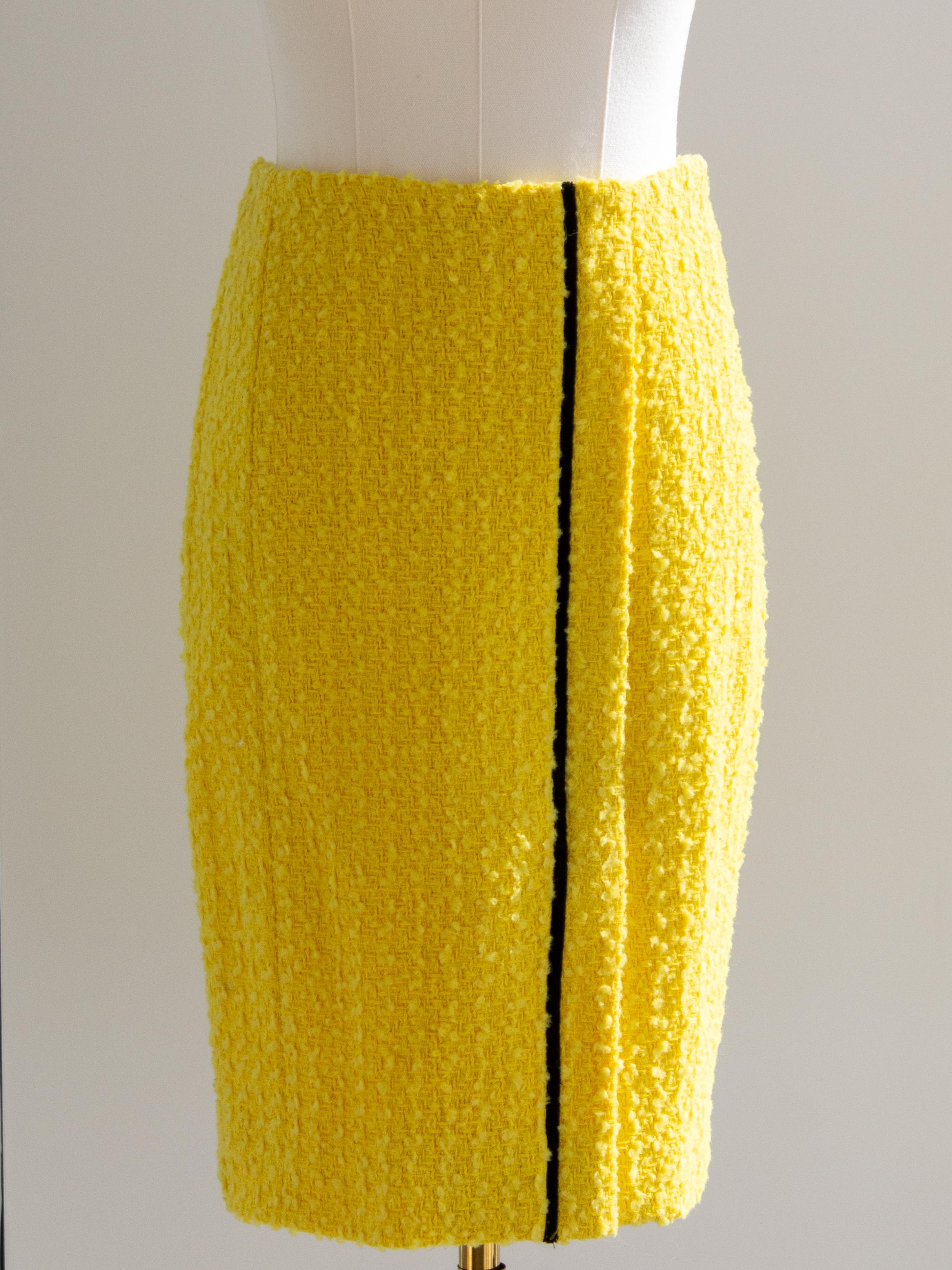 Chanel Vintage F/W 1993 Yellow Black Velvet CC 93A Tweed Jacket Skirt Suit For Sale 12