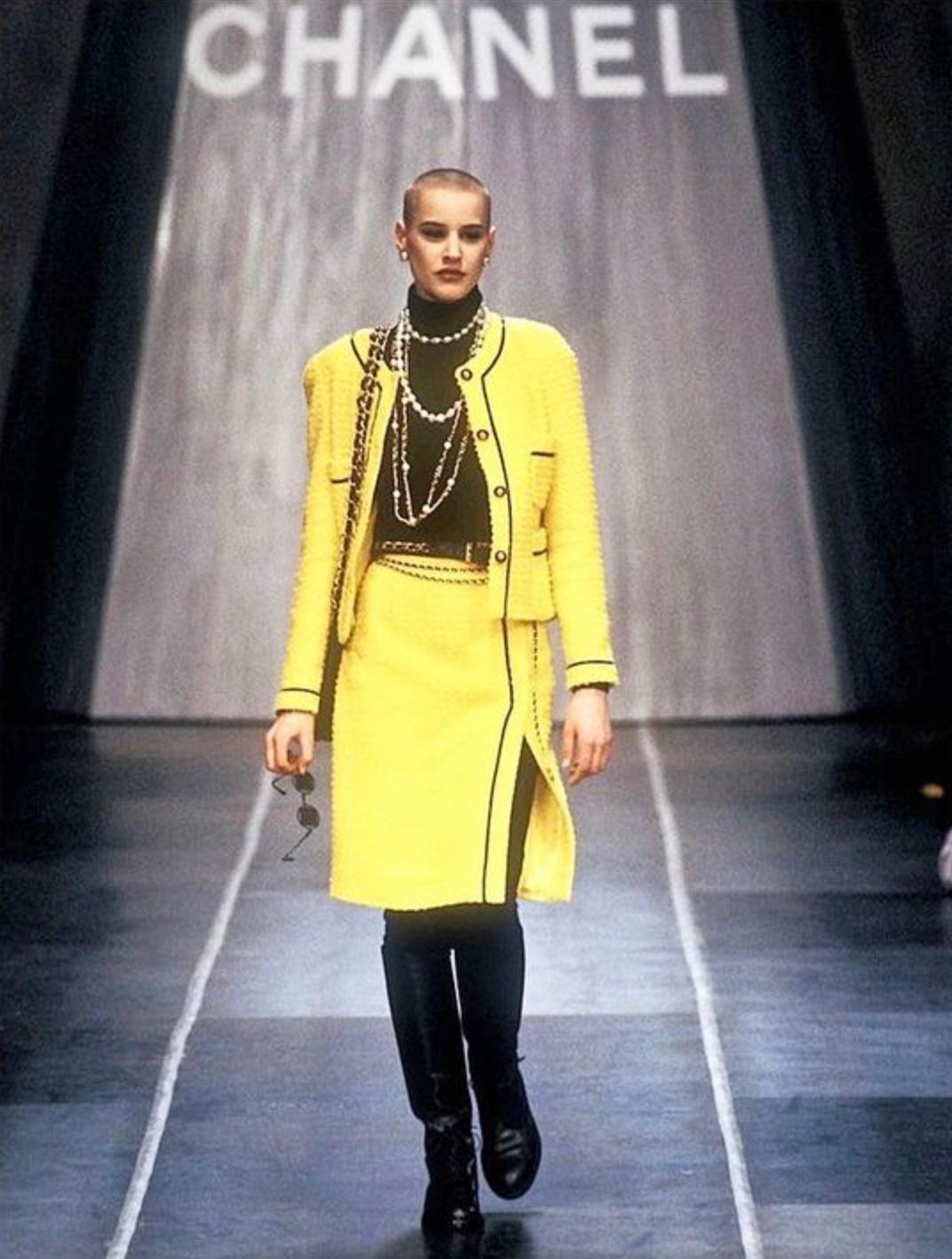 Chanel Vintage F/W 1993 Yellow Black Velvet CC 93A Tweed Jacket Skirt Suit In Good Condition For Sale In Jersey City, NJ