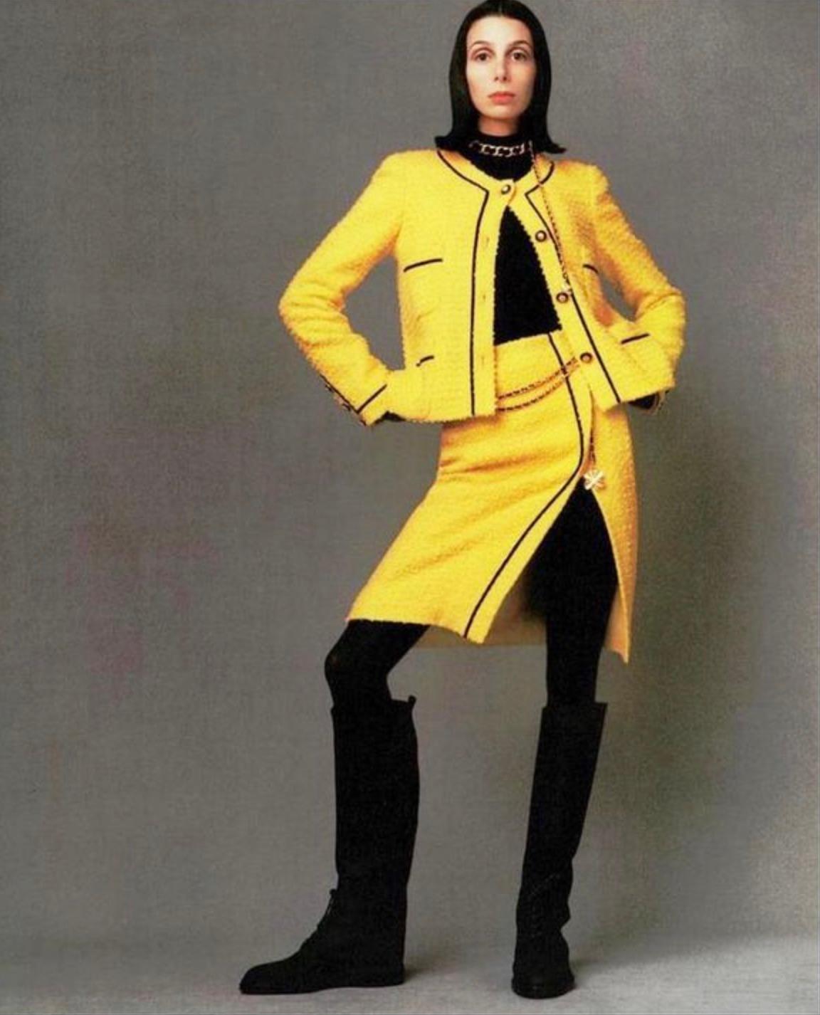 Women's Chanel Vintage F/W 1993 Yellow Black Velvet CC 93A Tweed Jacket Skirt Suit For Sale