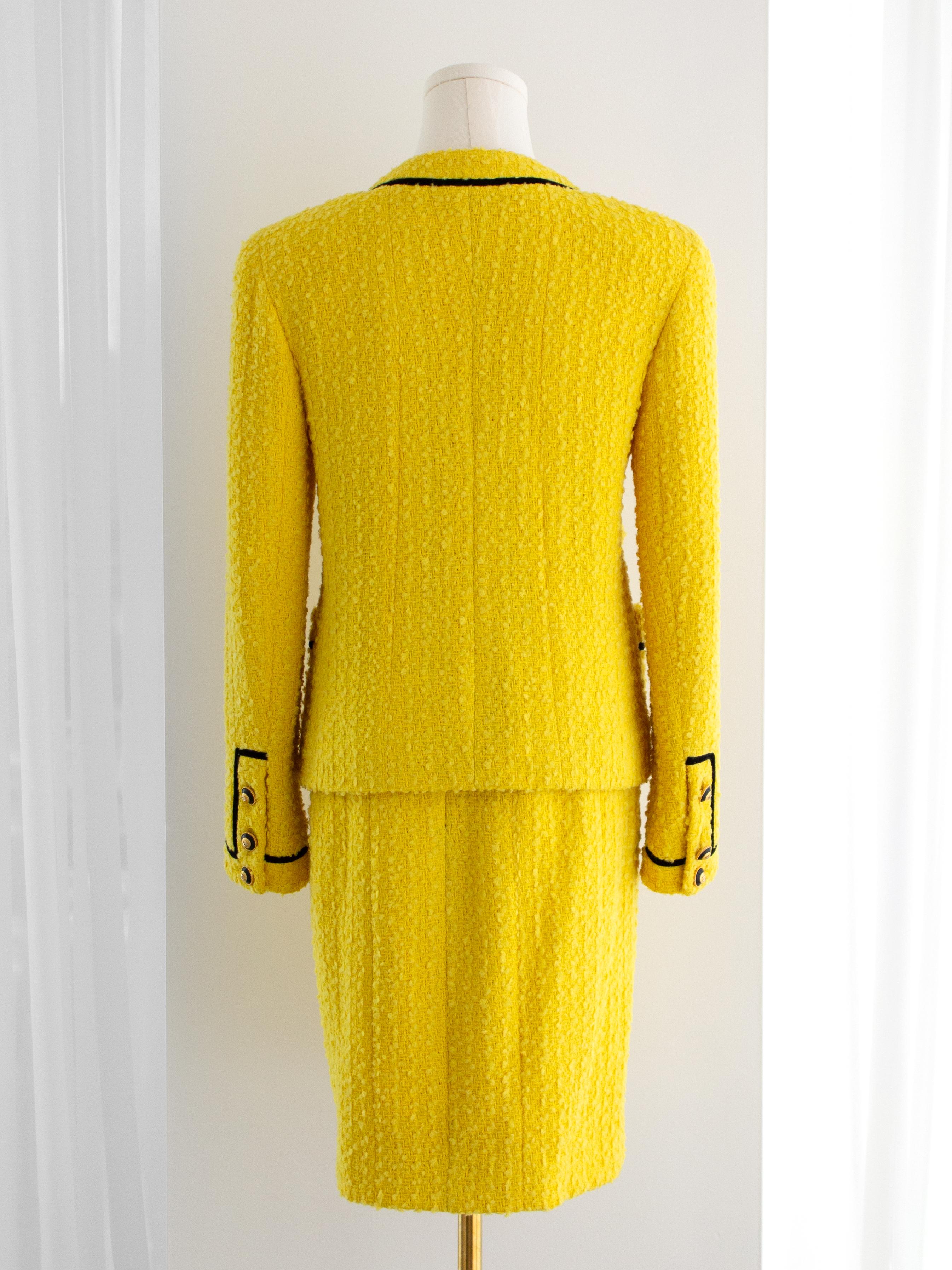 Chanel Vintage F/W 1993 Yellow Black Velvet CC 93A Tweed Jacket Skirt Suit For Sale 2