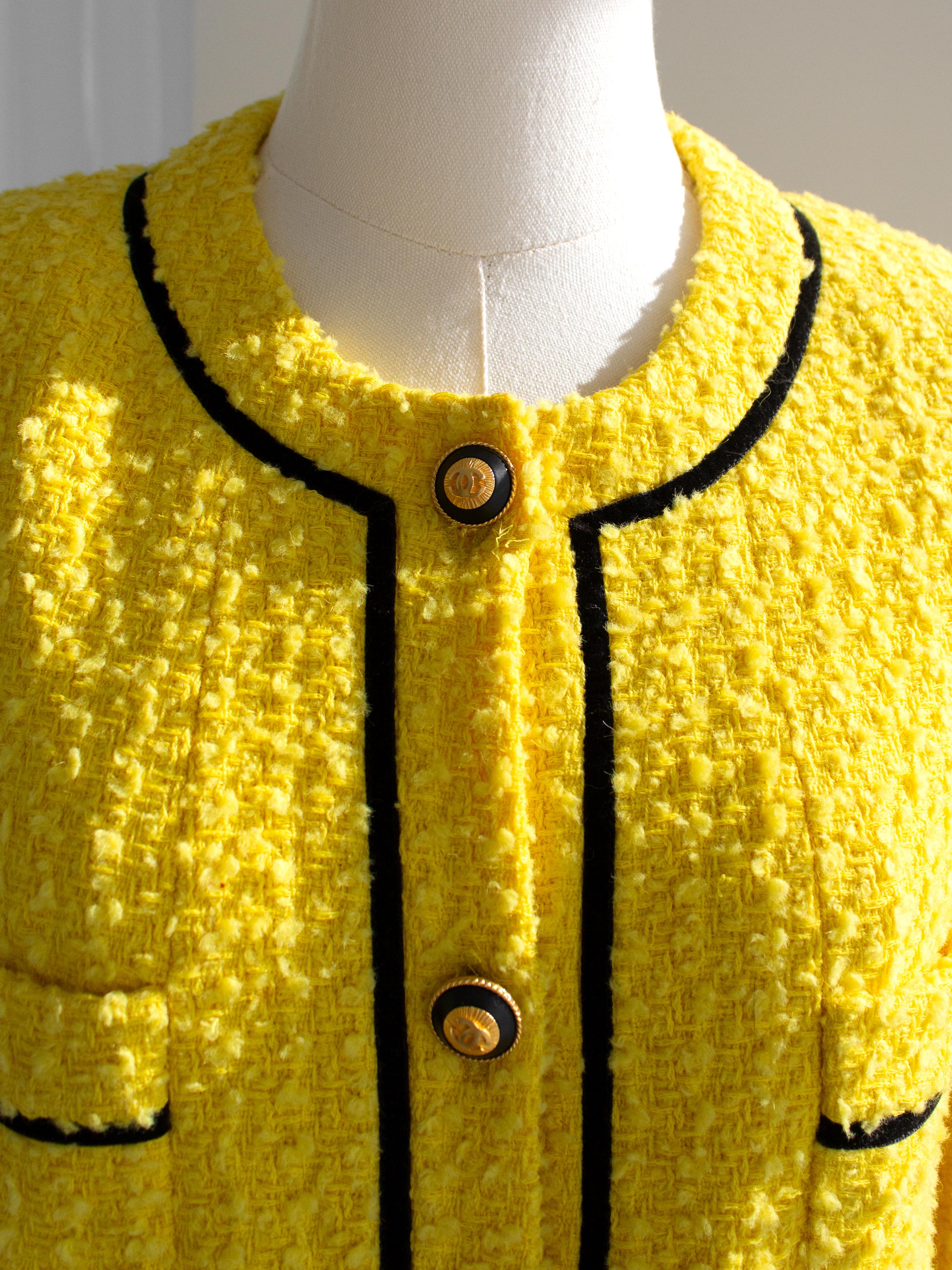 Chanel Vintage F/W 1993 Yellow Black Velvet CC 93A Tweed Jacket Skirt Suit For Sale 4