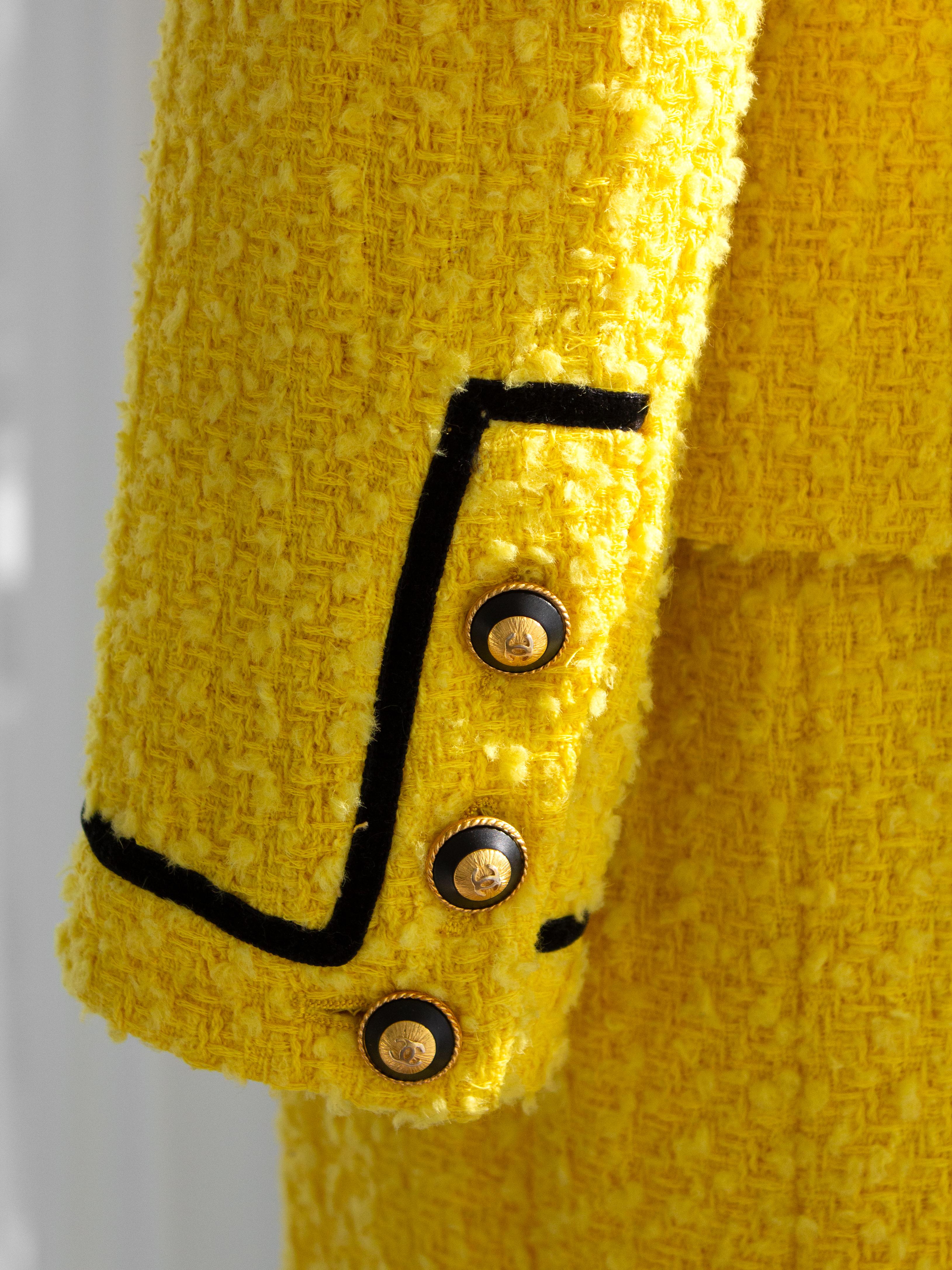 Chanel Vintage F/W 1993 Yellow Black Velvet CC 93A Tweed Jacket Skirt Suit For Sale 5