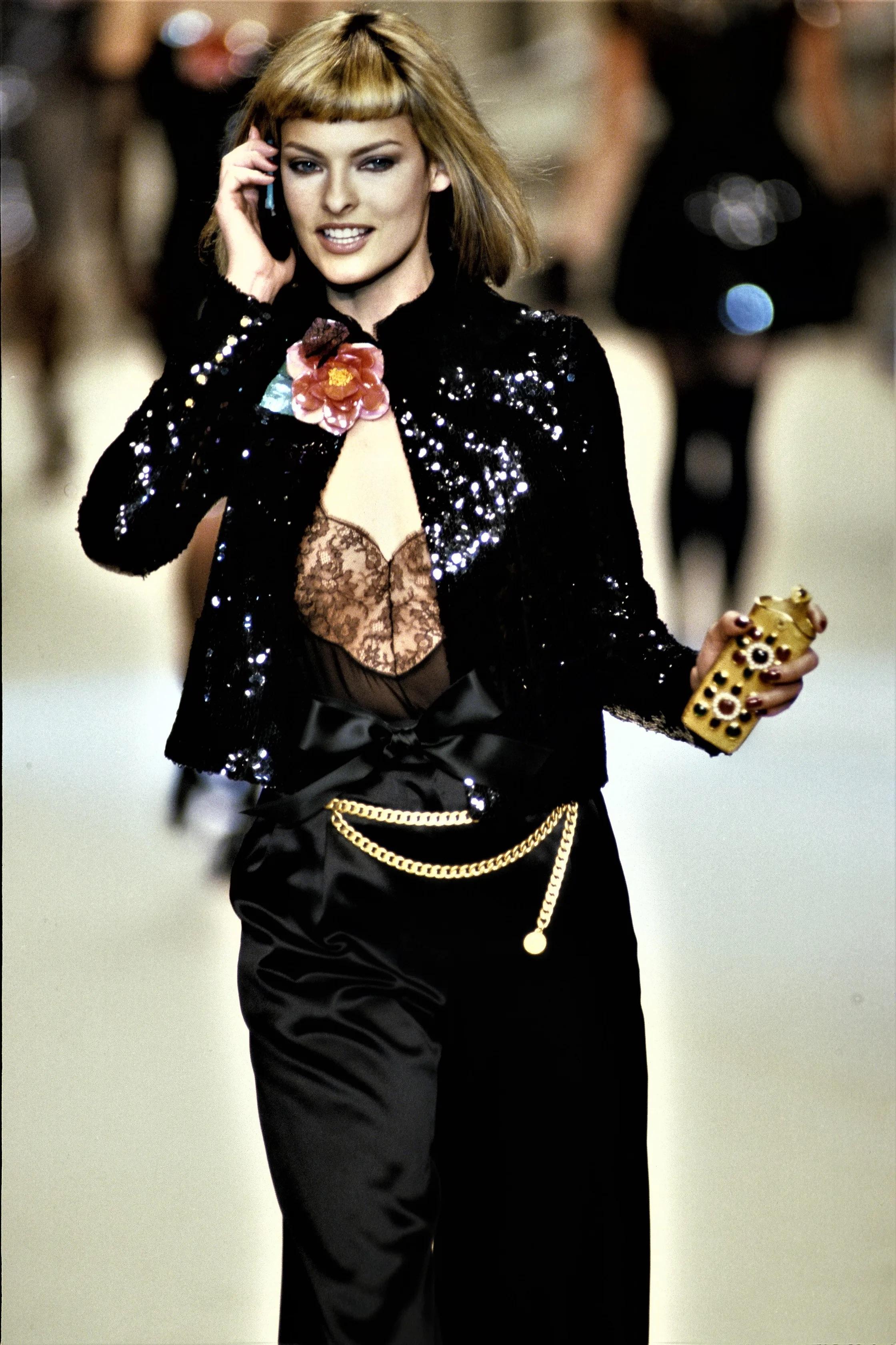 Un sorprendente e raro set a tre pezzi vintage di Chanel Autunno/Inverno 1994, disegnato da Karl Lagerfeld. Completamente impreziosito da paillettes, questo ensemble è composto da un top, una giacca aperta e una gonna a vita alta abbinata, che