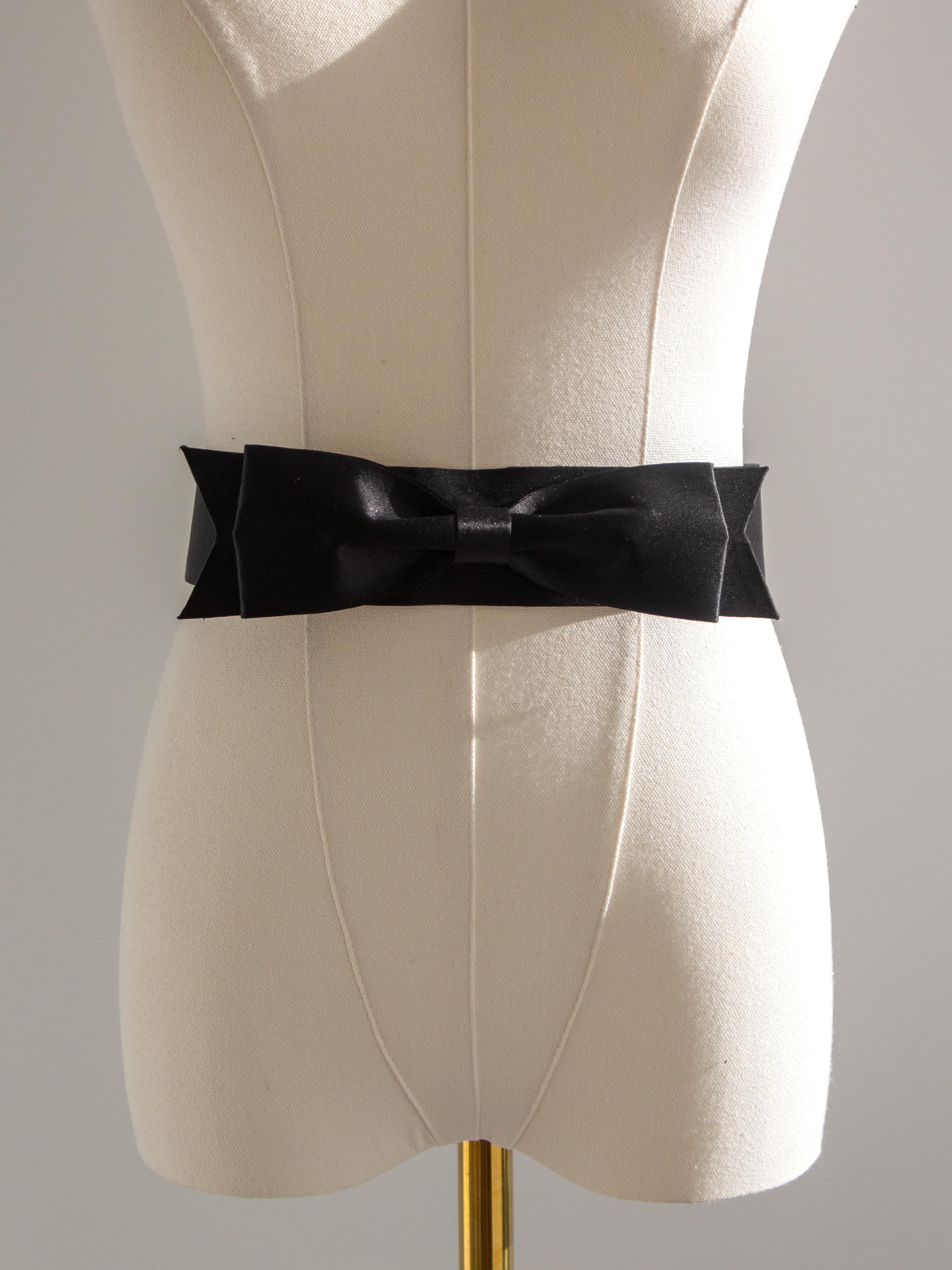 Chanel Vintage A/I 1995 Cintura con fiocco in raso nero a vita larga 95A in vendita 8